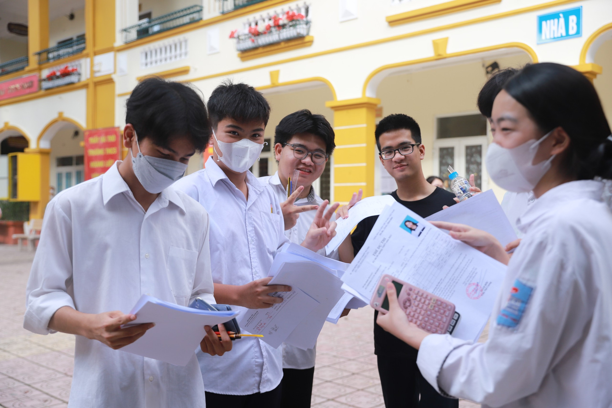 ... tuy nhiên, các thí sinh cũng cho rằng, đề thi có một số câu dễ gây nhầm lẫn. Phần hình học và đạo hàm có tính phân loại cao. Để đạt được điểm cao, thí sinh cần có kiến thức vững chắc. (Ảnh: Sơn Bách)