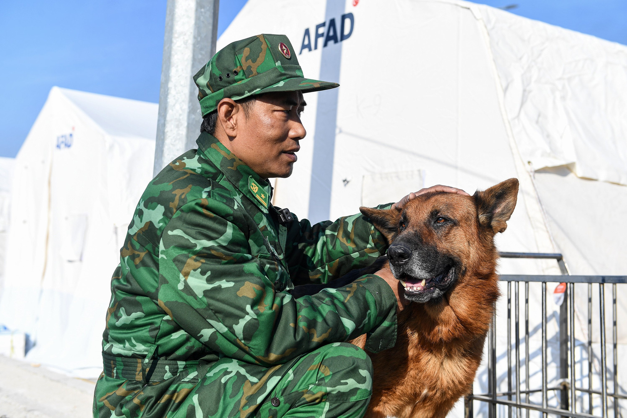 Thiếu tá Trần Quốc Hương bên chú chó nghiệp vụ mang tên Pocka tại Hatay (Thổ Nhĩ Kỳ). Thiếu tá Trần Quốc Hương bên chú chó nghiệp vụ mang tên Pocka tại Hatay (Thổ Nhĩ Kỳ).