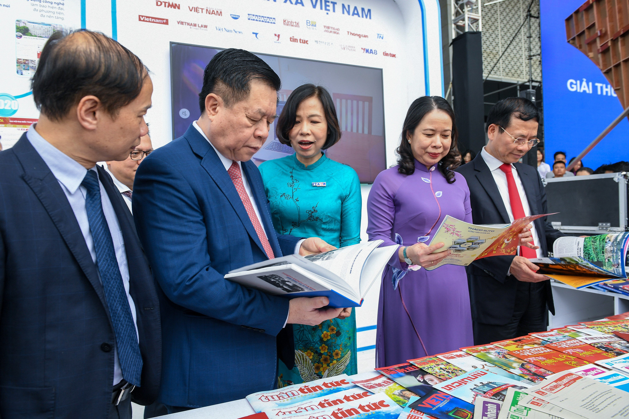 Các đồng chí lãnh đạo Đảng, Nhà nước tham quan gian trưng bày của TTXVN.