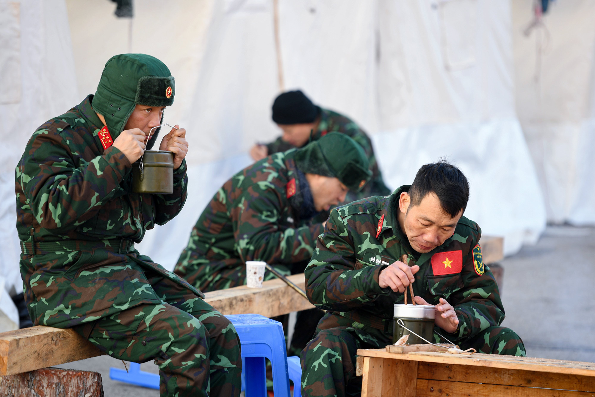 Các cán bộ, chiến sĩ đã vượt qua rất nhiều khó khăn để hoàn thành nhiệm vụ.