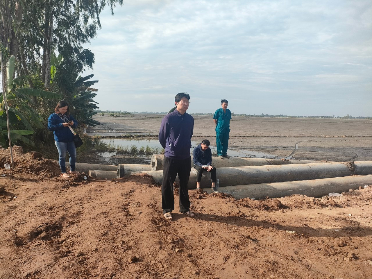 Ông Huỳnh Minh Tuấn, Phó Chủ tịch Ủy ban nhân dân tỉnh Đồng Tháp tỏ ra lo lắng tại hiện trường. Suốt 48 giờ qua, ông vẫn túc trực và chỉ đạo công tác cứu hộ, cứu nạn.