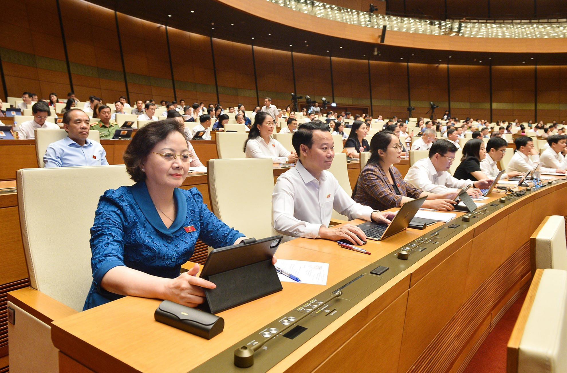 Các đại biểu Quốc hội dự phiên họp về công tác nhân sự tại Hội trường Diên Hồng. Các đại biểu Quốc hội dự phiên họp về công tác nhân sự tại Hội trường Diên Hồng.