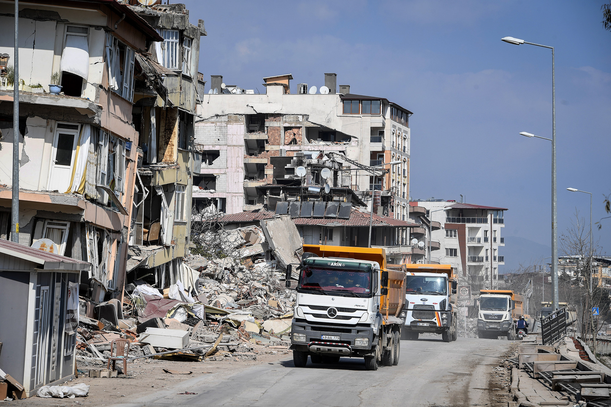 Sau giai đoạn tìm kiếm, cứu hộ cứu nạn, Chính phủ Thổ Nhĩ Kỳ đang chuyển sang những ngày dọn dẹp và tái thiết các khu vực bị ảnh hưởng bởi động đất. Trong ảnh, những chiếc xe tải đã được huy động vào thành phố để dọn dẹp đống đổ nát.