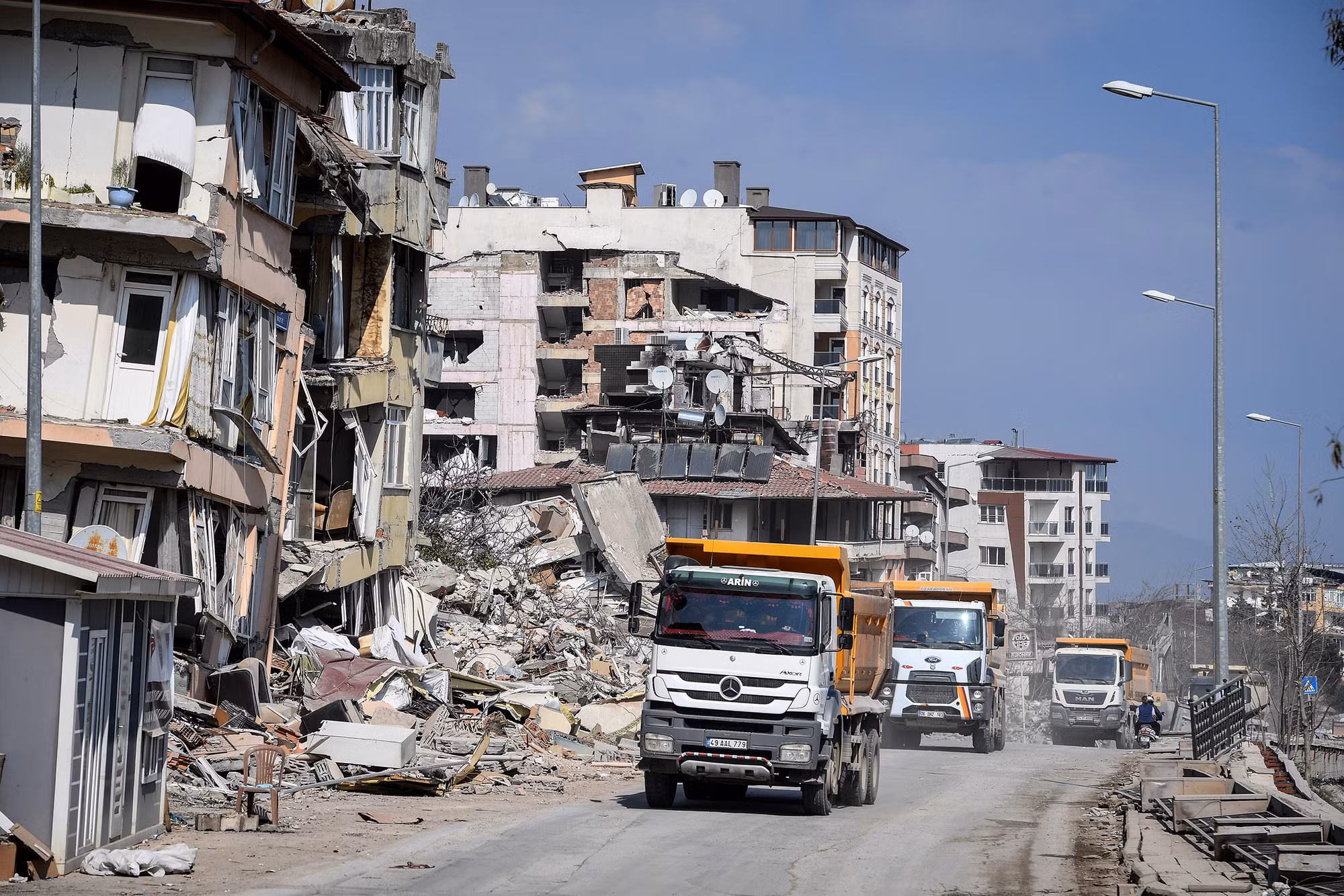 Sau giai đoạn tìm kiếm, cứu hộ cứu nạn, Chính phủ Thổ Nhĩ Kỳ đang chuyển sang những ngày dọn dẹp và tái thiết các khu vực bị ảnh hưởng bởi động đất. Trong ảnh, những chiếc xe tải đã được huy động vào thành phố để dọn dẹp đống đổ nát.