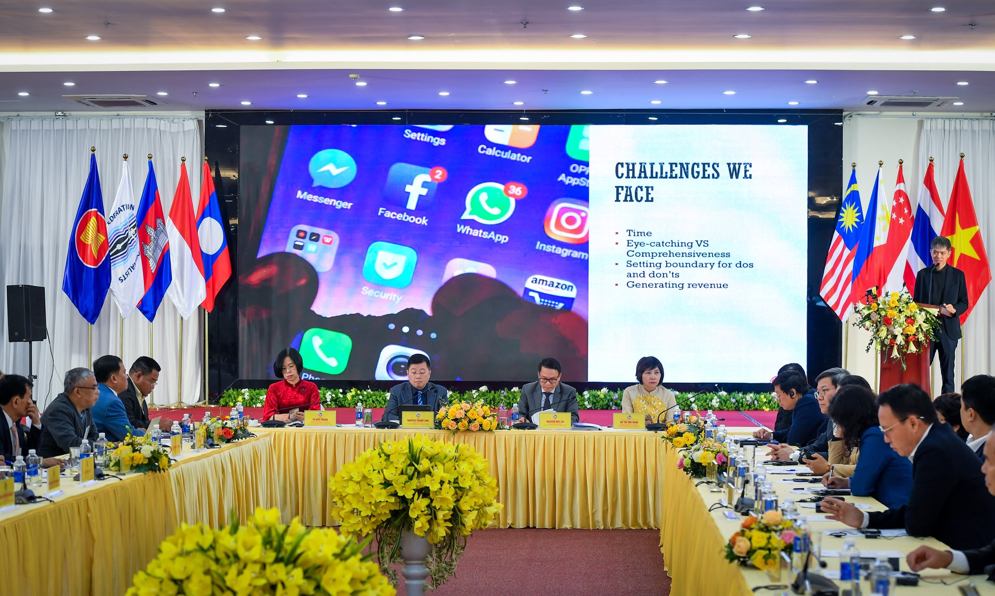 Tại phiên đầu tiên với chủ đề: “Lý luận chung về quản trị tòa soạn số”, các diễn giả tập trung chia sẻ về những cách làm riêng có của từng cơ quan, từ đó đưa ra những vấn đề lý luận chung liên quan đến chuyển đổi số.