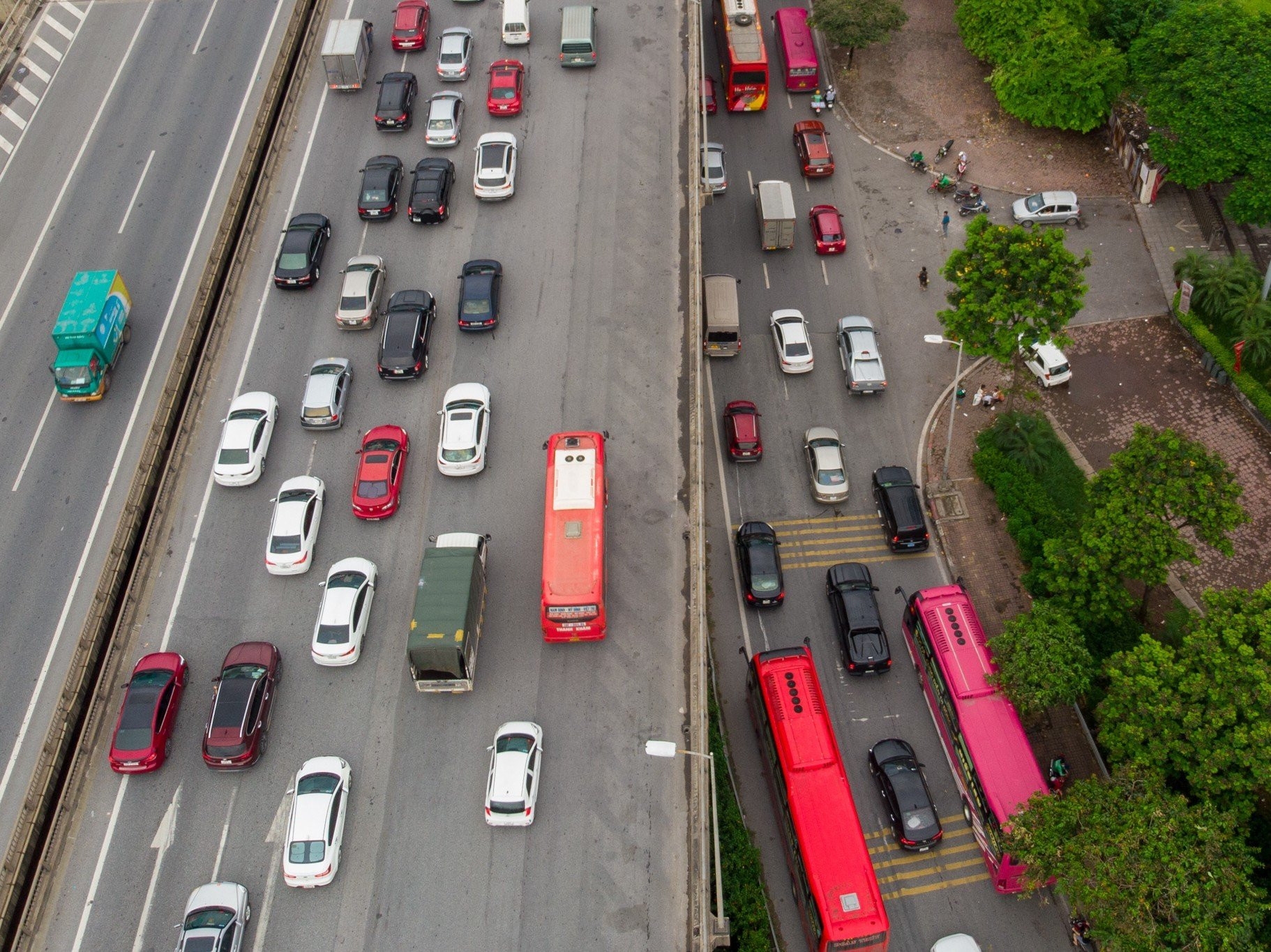 Lượng xe tại đoạn cuối cao tốc Pháp Vân-Cầu Giẽ hướng vào nội đô không quá đông đúc như các kỳ nghỉ lễ trước đó. Mặc dù chậm, nhưng các phương tiện vẫn có thể di chuyển bình thường. (Ảnh: SƠN BÁCH)