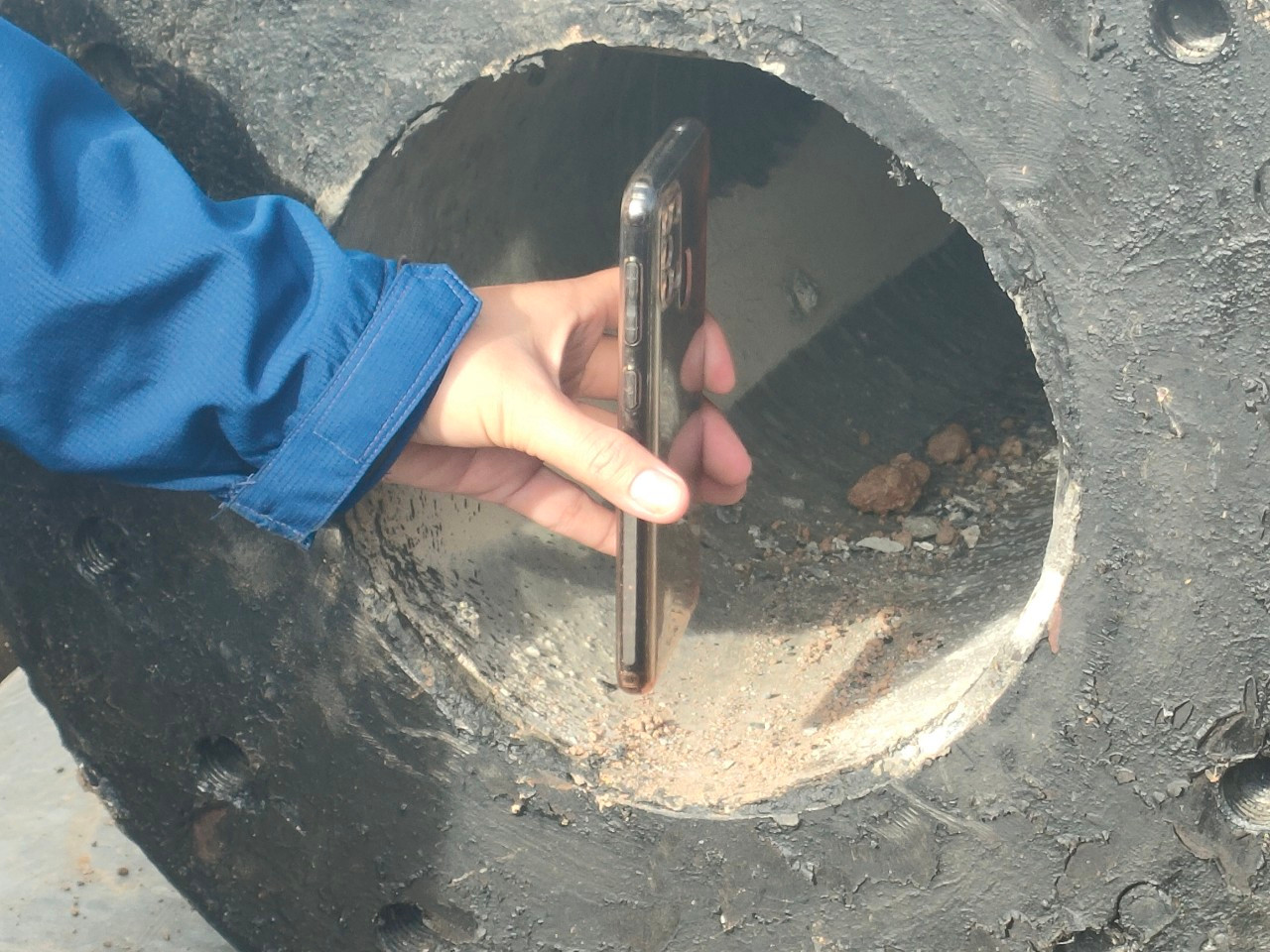 Theo ghi nhận, lỗ ống trụ bê tông chỉ rộng 25cm. Bé trai rơi xuống có cân nặng khoảng 22kg.