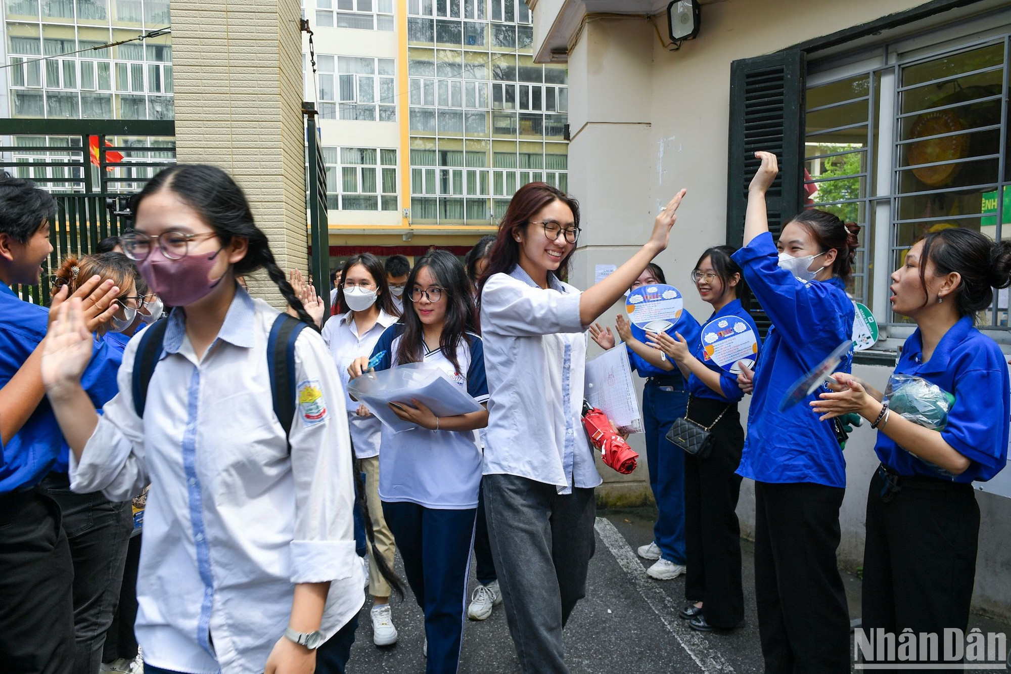 Kết thúc môn Ngữ văn, các thí sinh tỏ ra khá thoải mái và tự tin. Theo nhận định của các em, đề ngữ văn bám sát chương trình học, đồng thời có độ mở khi cho phép thí sinh trình bày quan điểm cá nhân của mình. (Ảnh: Thành Đạt)