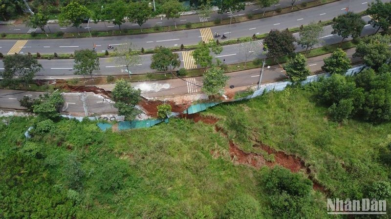 Điểm sụt trượt đường Hồ Chí Minh đoạn qua thành phố Gia Nghĩa, tỉnh Đắk Nông ngày càng lan rộng, quy mô lớn hơn.