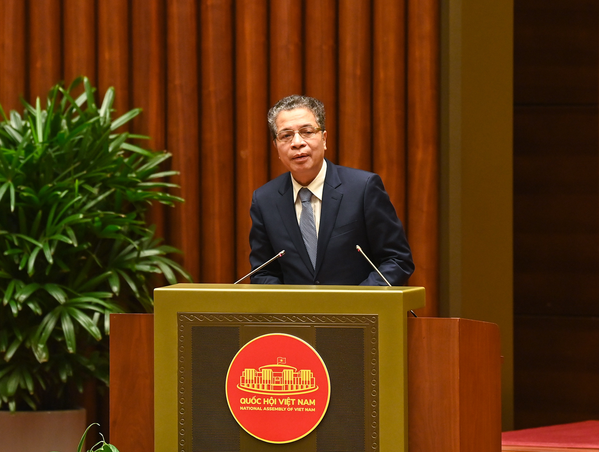 Đại sứ Việt Nam tại Nga Đặng Minh Khôi báo cáo tại buổi gặp mặt.