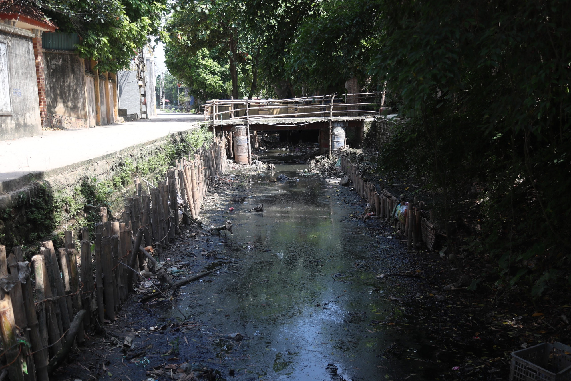 Cận cảnh một khúc kênh "chết" bốc mùi.