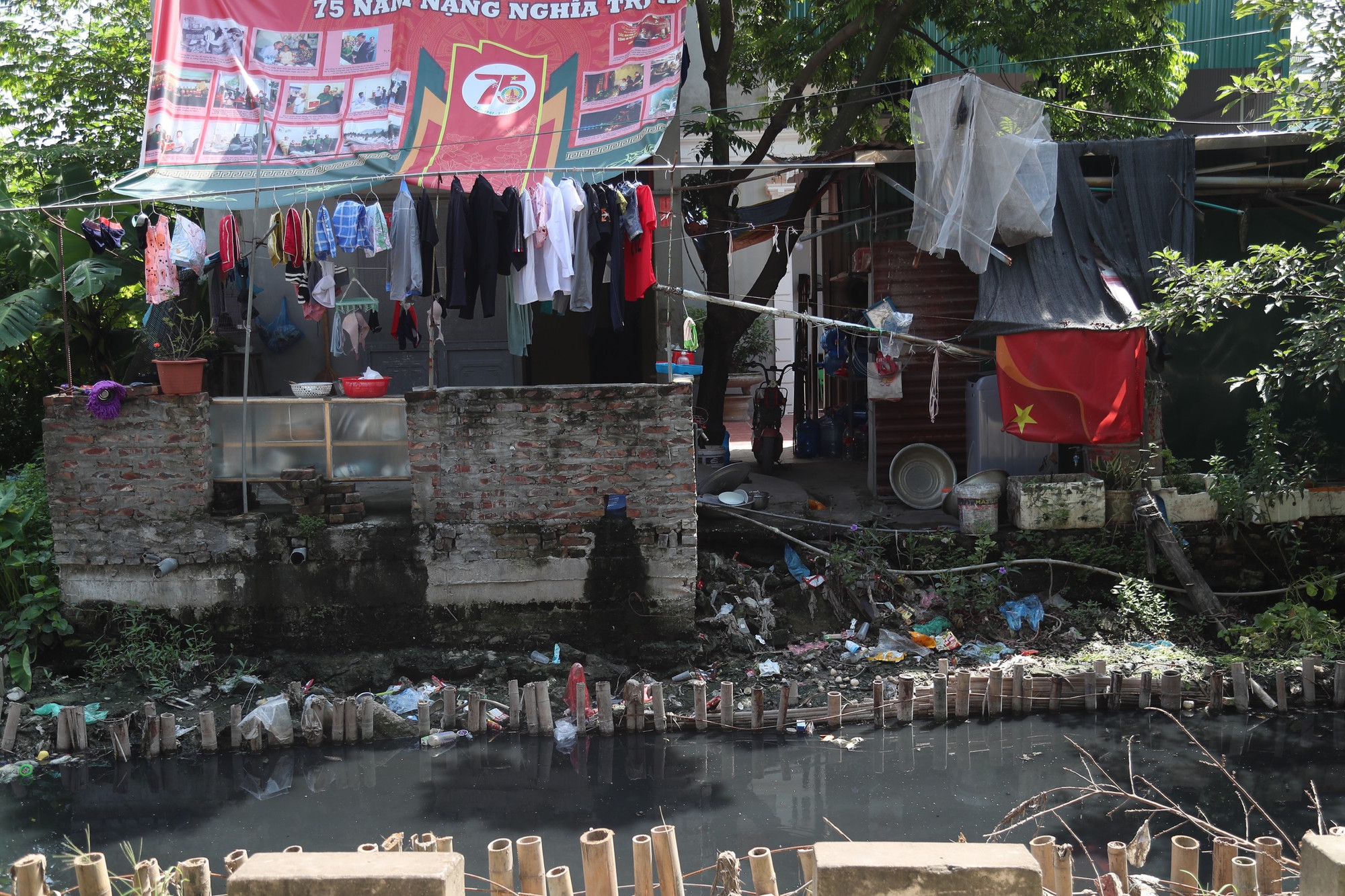 Bên cạnh đó, cứ đến mùa mưa, nước thải từ khu vực nghĩa trang Văn Điển, bụi và nước thải của 2 nhà máy hóa chất lớn gần đó lại tràn về khiến dòng kênh càng ô nhiễm...