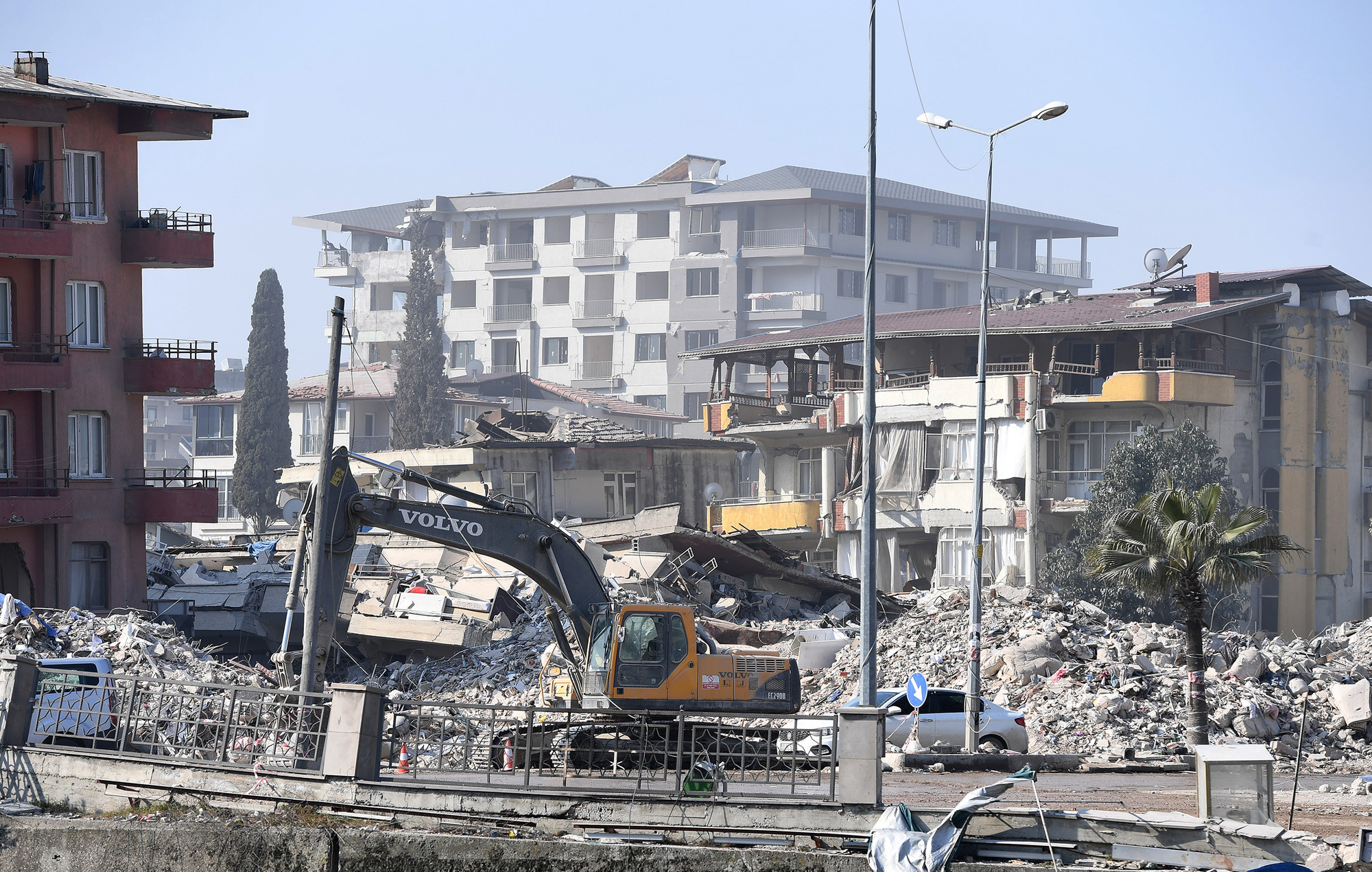 Tại thành phố Antakya, máy móc thiết bị cơ giới hạng nặng được huy động để giải phóng sạch những đống đổ nát cao cả mét.