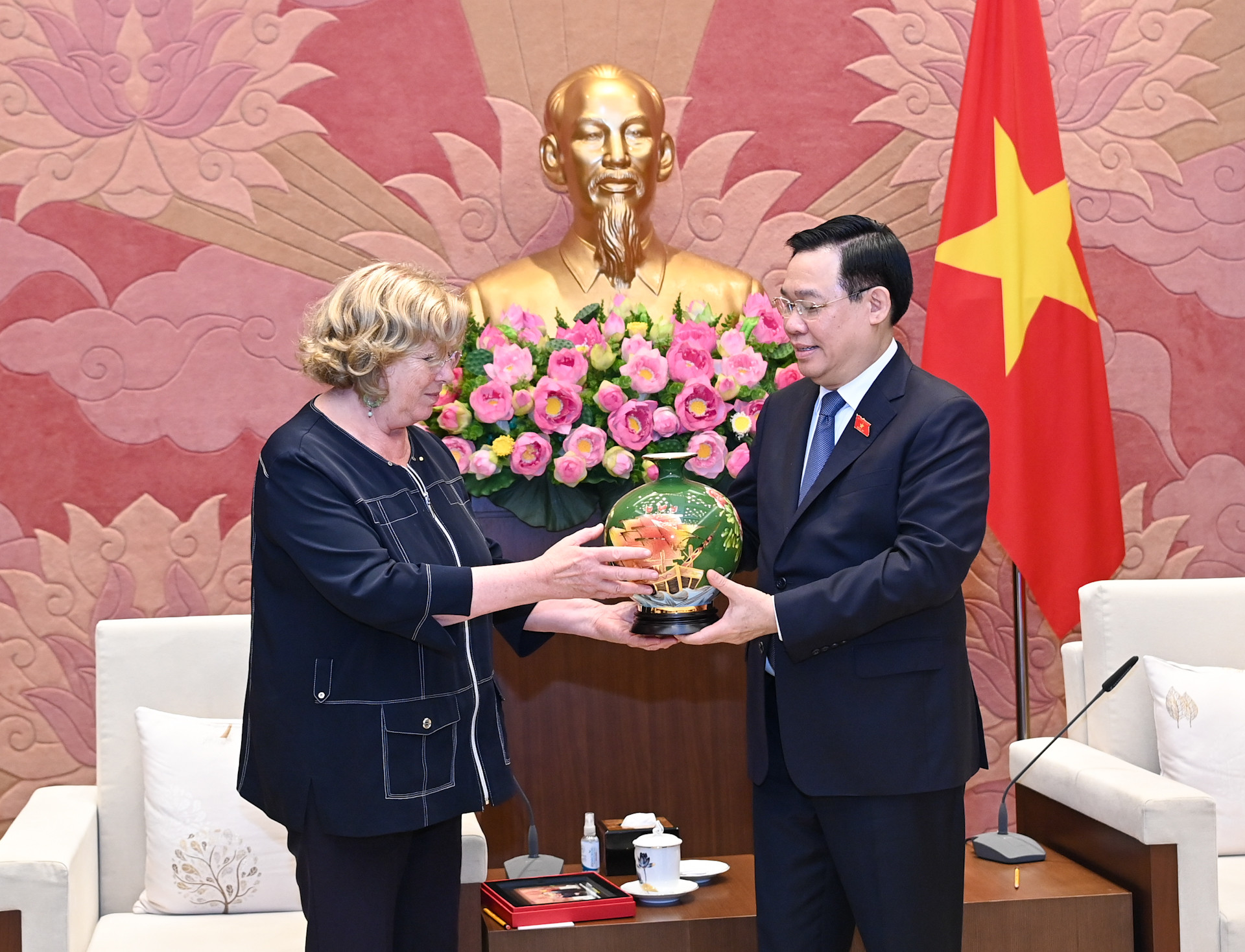 Chủ tịch Quốc hội Vương Đình Huệ tặng quà lưu niệm cho Chủ tịch Nhóm Nghị sĩ hữu nghị Pháp-Việt Nam Catherine Deroche. Chủ tịch Quốc hội Vương Đình Huệ tặng quà lưu niệm cho Chủ tịch Nhóm Nghị sĩ hữu nghị Pháp-Việt Nam Catherine Deroche.