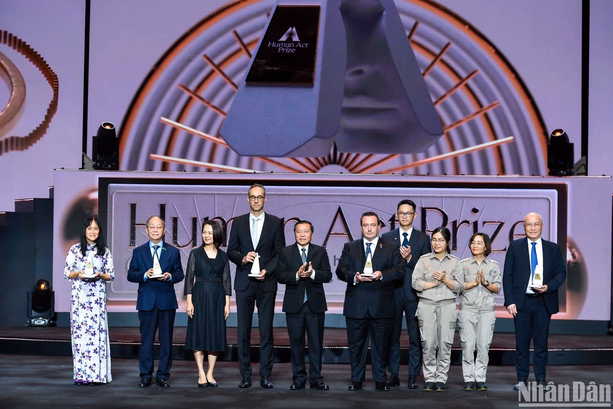 Đại diện các dự án đạt giải Human Act Prize - Hạng mục quan trọng nhất của Giải thưởng hành động vì cộng đồng. Các dự án bao gồm: Chương trình hành động Vinamilk Pathways to Dairy Net Zero, Kết nối sức mạnh cộng đồng phòng tránh thiên tai, Vì cuộc sống tốt đẹp hơn, Hành động khắc phục hậu quả bom mìn sau chiến tranh tại Việt Nam, Thay đổi bản chất ngành sữa Việt Nam trên nền tảng phát triển bền vững, vì sức khỏe cộng đồng.