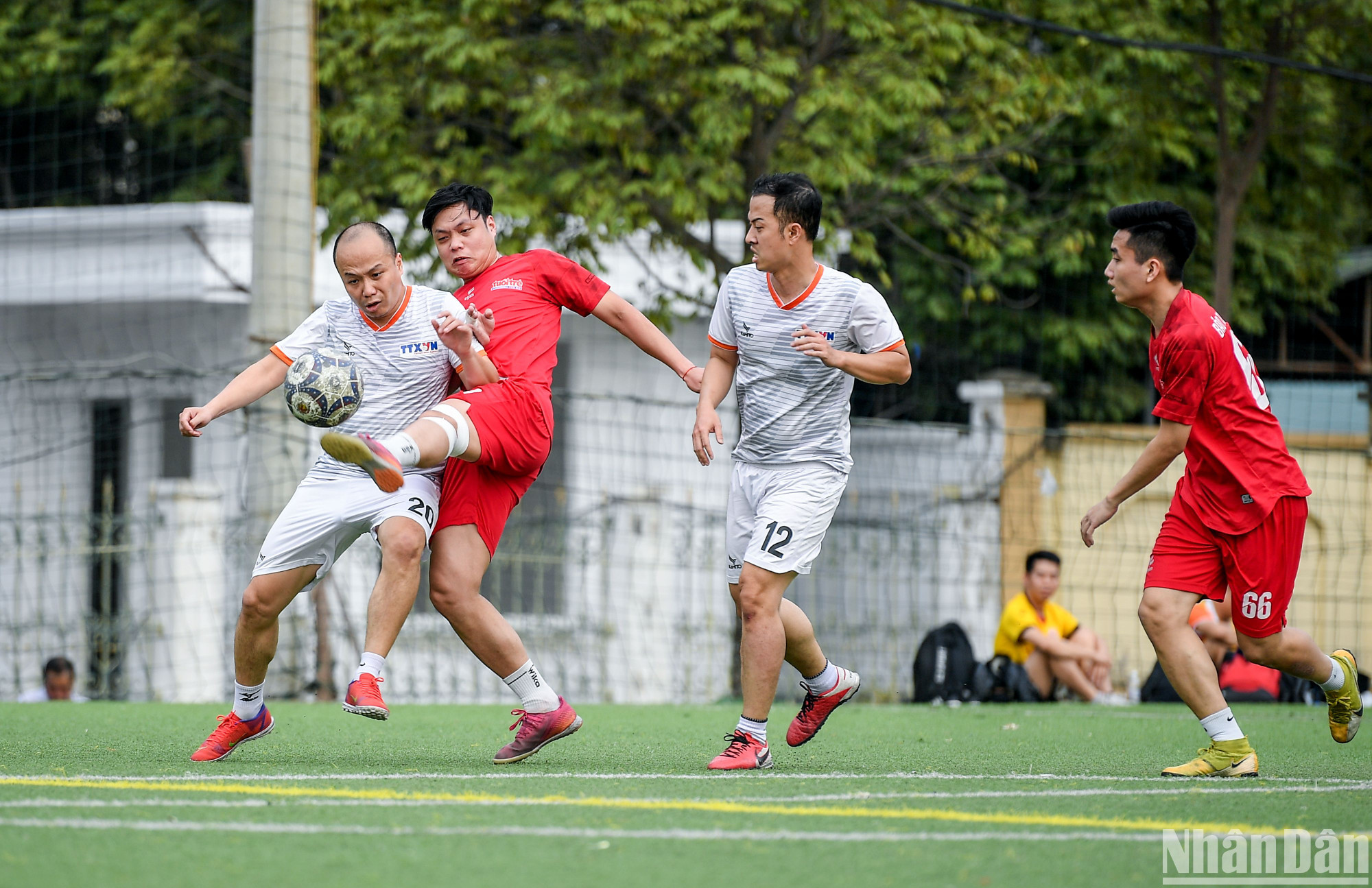 Hai đội thi đấu trên sân bóng 7 người.