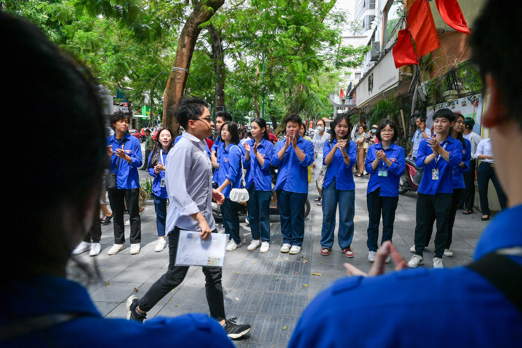 Màu áo xanh trở thành lực lượng... cổ vũ nhiệt tình cho thí sinh mỗi khi kết thúc một môn thi. (Ảnh: Thành Đạt)