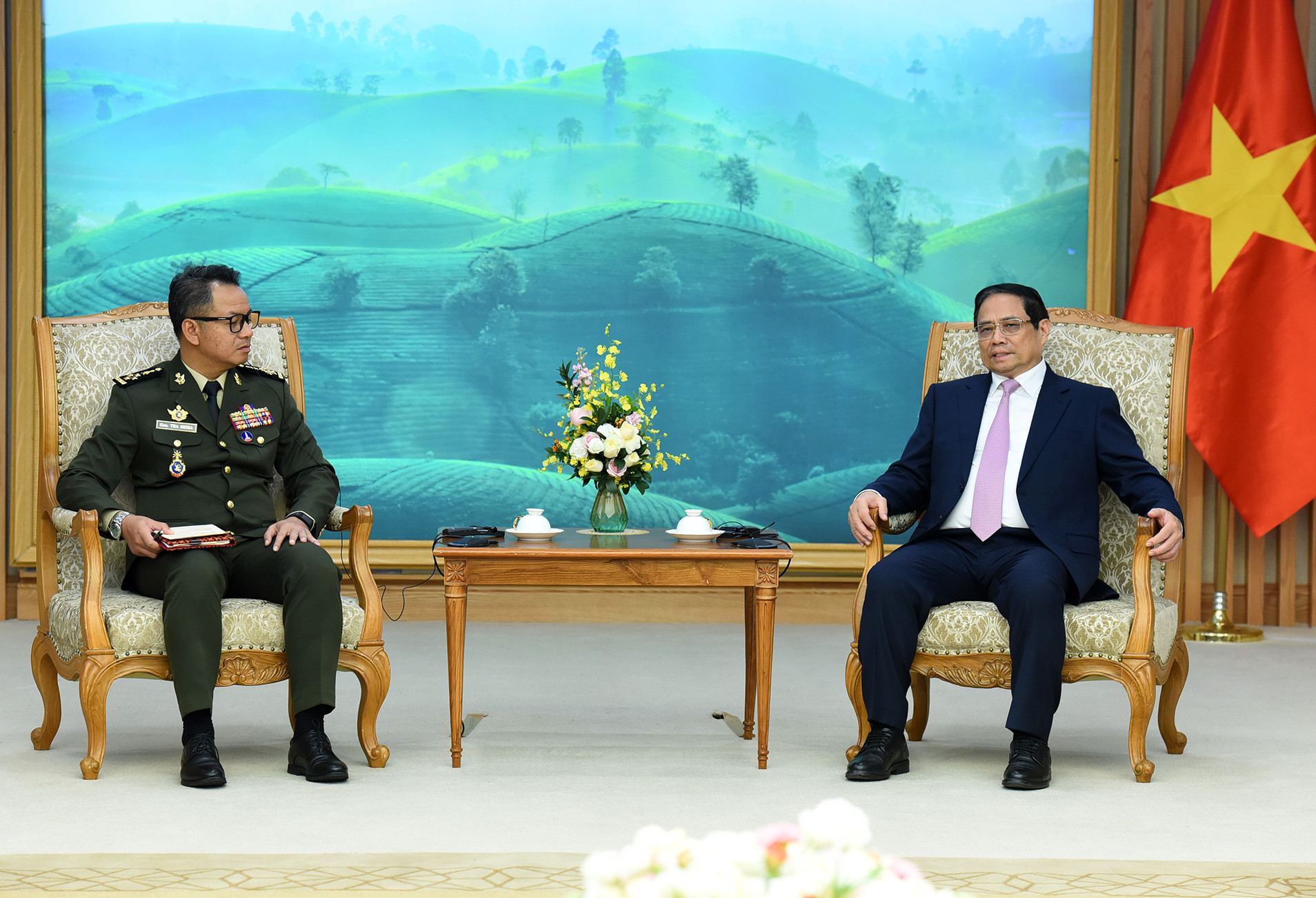 Thủ tướng Phạm Minh Chính tiếp Đại tướng Tea Seiha, Phó Thủ tướng, Bộ trưởng Quốc phòng Vương quốc Campuchia.