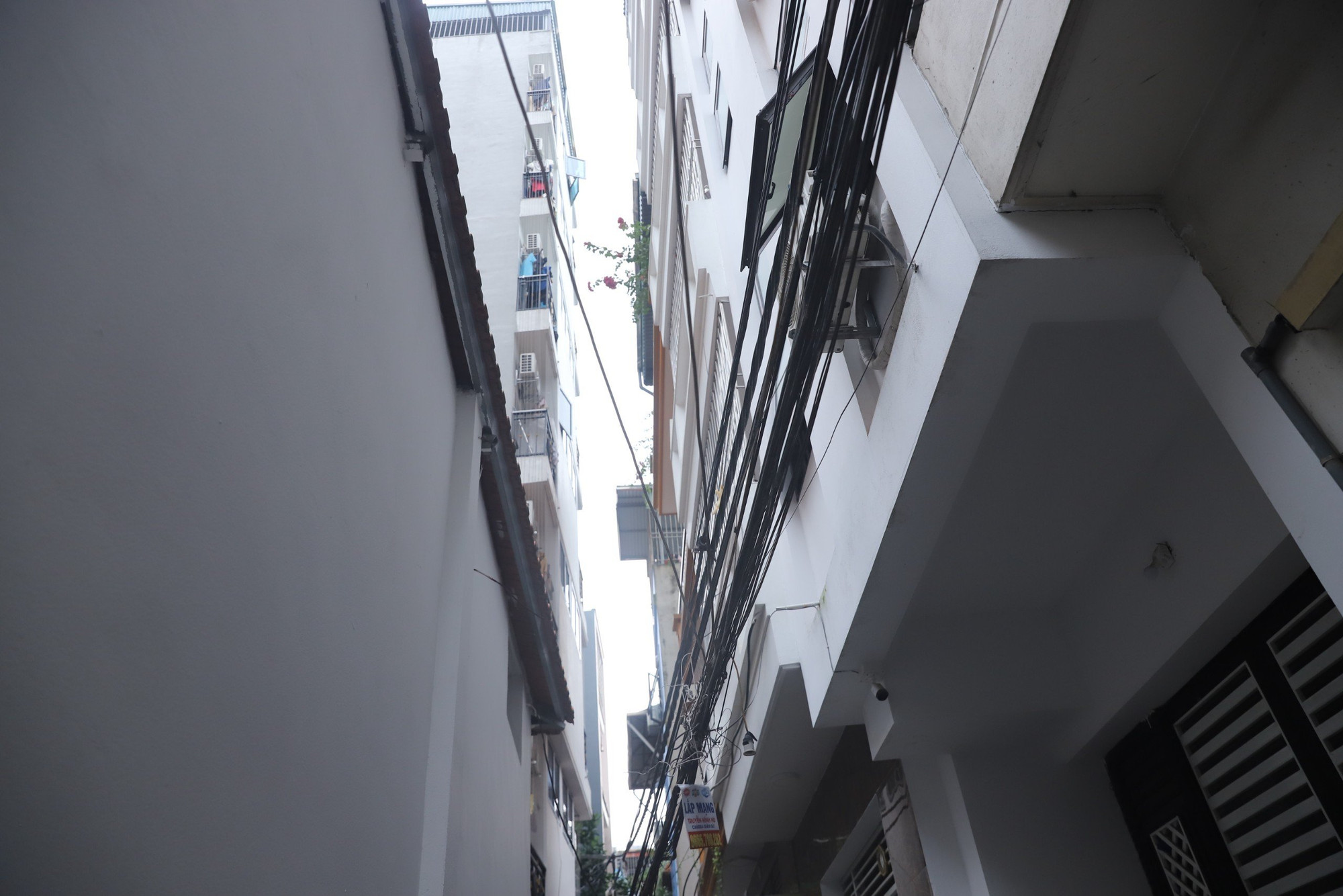 Đáng chú ý, các chung cư mini hiện nay đều được "gia chủ" hàn các chuồng cọp kín ban công để phòng chống trộm cắp. Tuy nhiên, khi có sự cố xảy ra, đây cũng chính là yếu tố biến các chung cư mini trở thành "khó tìm được lối thoát". Đáng chú ý, các chung cư mini hiện nay đều được "gia chủ" hàn các chuồng cọp kín ban công để phòng chống trộm cắp. Tuy nhiên, khi có sự cố xảy ra, đây cũng chính là yếu tố biến các chung cư mini trở thành "khó tìm được lối thoát".