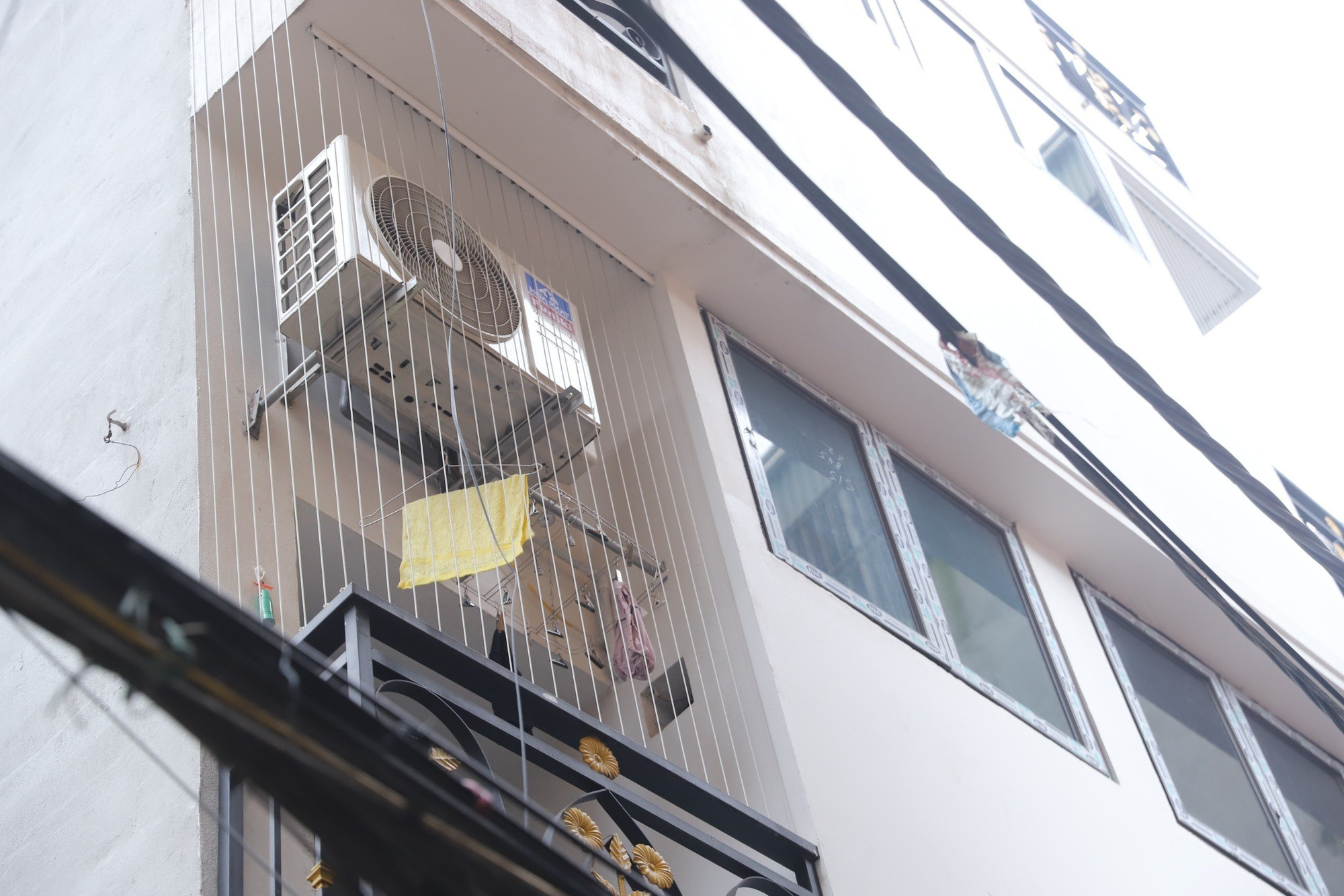 Bộ Xây dựng cũng chỉ ra các hệ lụy của loại hình chung cư mini như vi phạm các quy định về phòng cháy chữa cháy dẫn đến nguy cơ cháy nổ cao trong cộng đồng dân cư; quá tải về hệ thống hạ tầng kỹ thuật, hạ tầng xã hội; không cấp được Giấy chứng nhận sở hữu cho người mua căn hộ do vi phạm về thiết kế, mật độ xây dựng dẫn đến tình trạng tranh chấp, khiếu kiện giữa người mua và người bán. Đáng chú ý, các chung cư mini hiện nay đều được "gia chủ" hàn các chuồng cọp kín ban công để phòng chống trộm cắp. Tuy nhiên, khi có sự cố xảy ra, đây cũng chính là yếu tố biến các chung cư mini trở thành "khó tìm được lối thoát". Bộ Xây dựng cũng chỉ ra các hệ lụy của loại hình chung cư mini như vi phạm các quy định về phòng cháy chữa cháy dẫn đến nguy cơ cháy nổ cao trong cộng đồng dân cư; quá tải về hệ thống hạ tầng kỹ thuật, hạ tầng xã hội; không cấp được Giấy chứng nhận sở hữu cho người mua căn hộ do vi phạm về thiết kế, mật độ xây dựng dẫn đến tình trạng tranh chấp, khiếu kiện giữa người mua và người bán. Đáng chú ý, các chung cư mini hiện nay đều được "gia chủ" hàn các chuồng cọp kín ban công để phòng chống trộm cắp. Tuy nhiên, khi có sự cố xảy ra, đây cũng chính là yếu tố biến các chung cư mini trở thành "khó tìm được lối thoát".