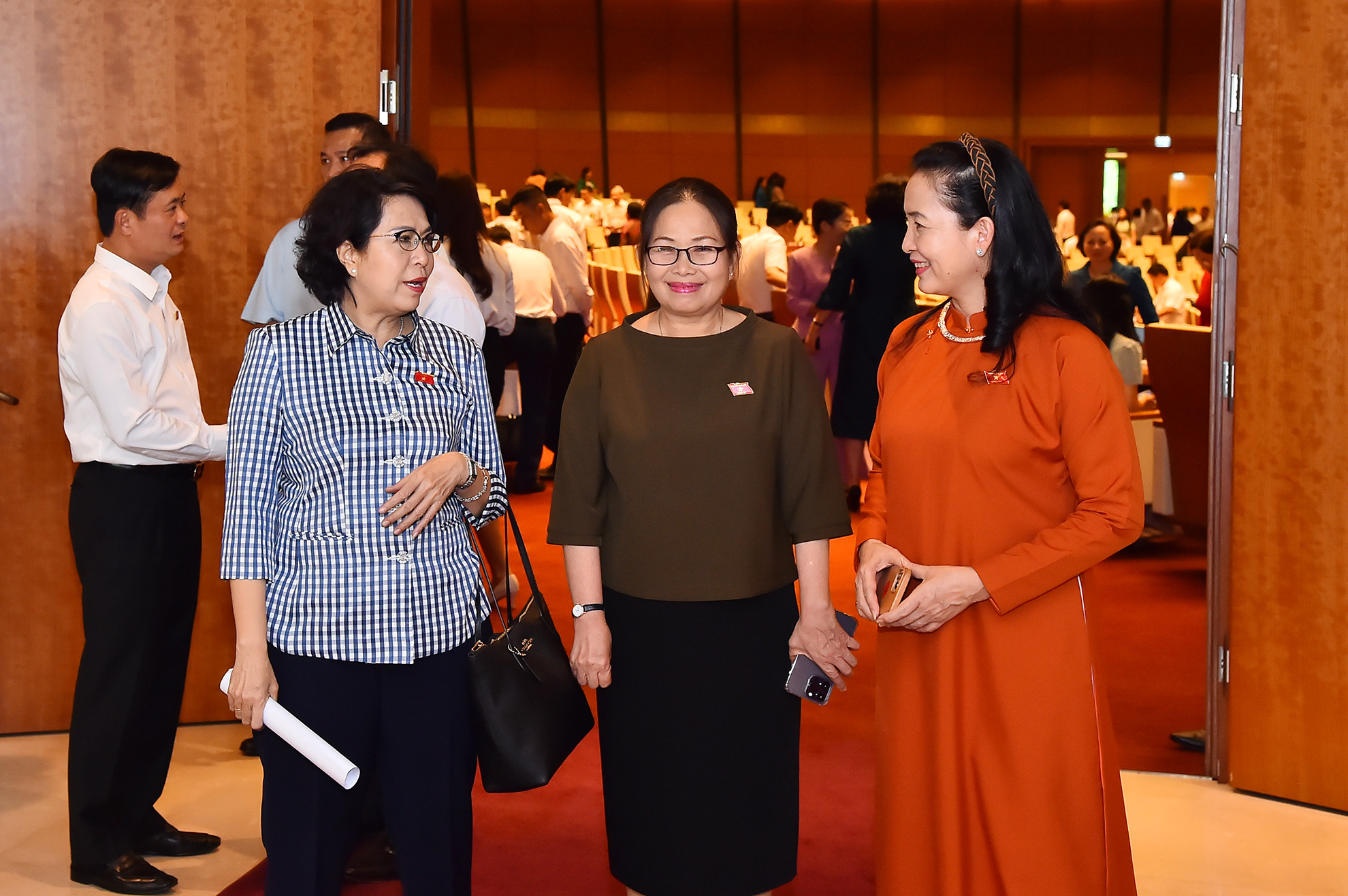 Các đại biểu Quốc hội trao đổi bên lề phiên họp chiều 22/5. Các đại biểu Quốc hội trao đổi bên lề phiên họp chiều 22/5.