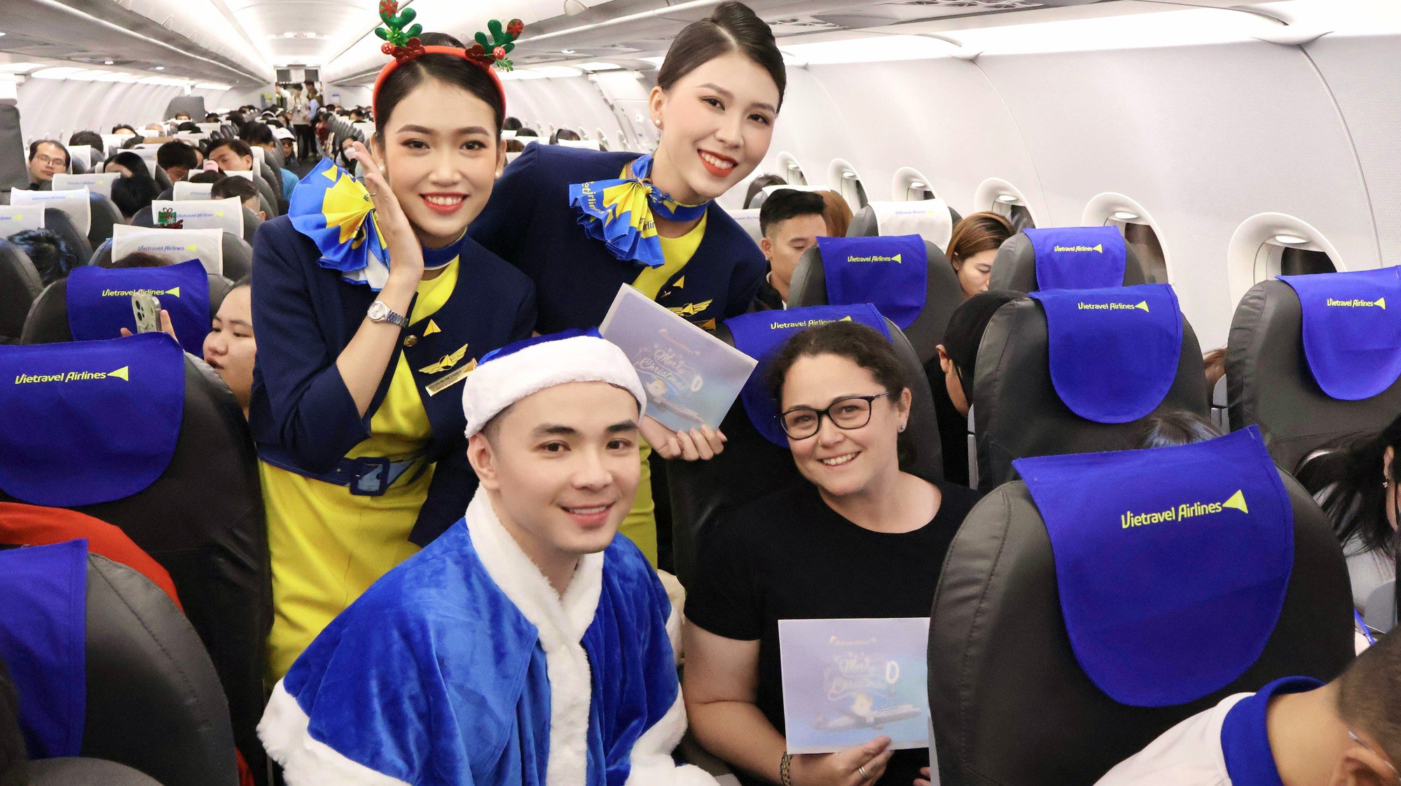 Mỗi hành khách trên chuyến bay cũng nhận được món quà là tấm thiệp có lời chúc viết bằng tay từ các thành viên của Vietravel Airlines. Hình ảnh chiếc tất len được treo nơi lò sưởi trên tấm thiệp chính là biểu tượng cho những điều kỳ diệu và phúc lành của mùa Giáng sinh.
