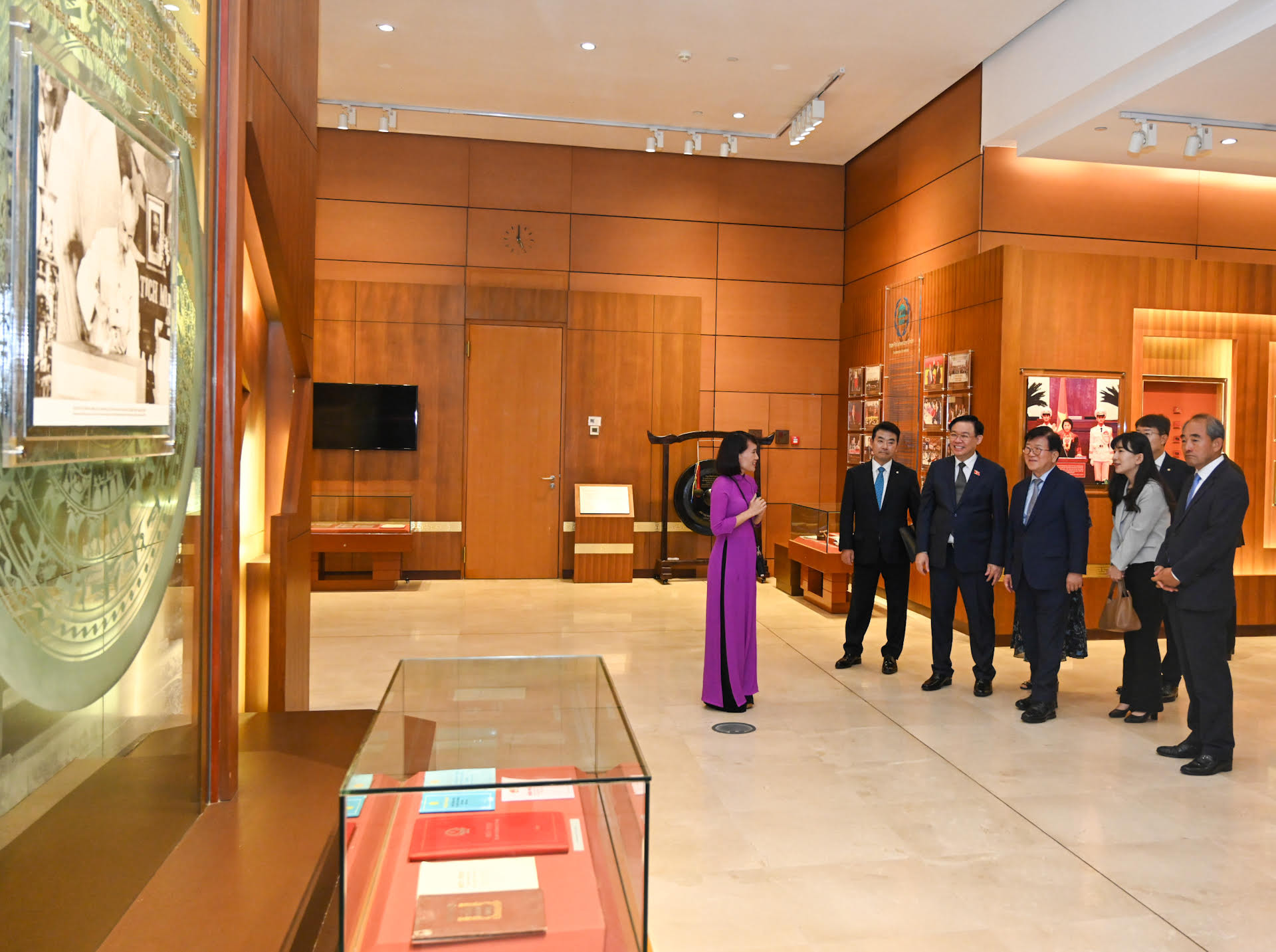 [Ảnh] Chủ tịch Quốc hội Vương Đình Huệ tiếp nguyên Chủ tịch Quốc hội Hàn Quốc ảnh 2