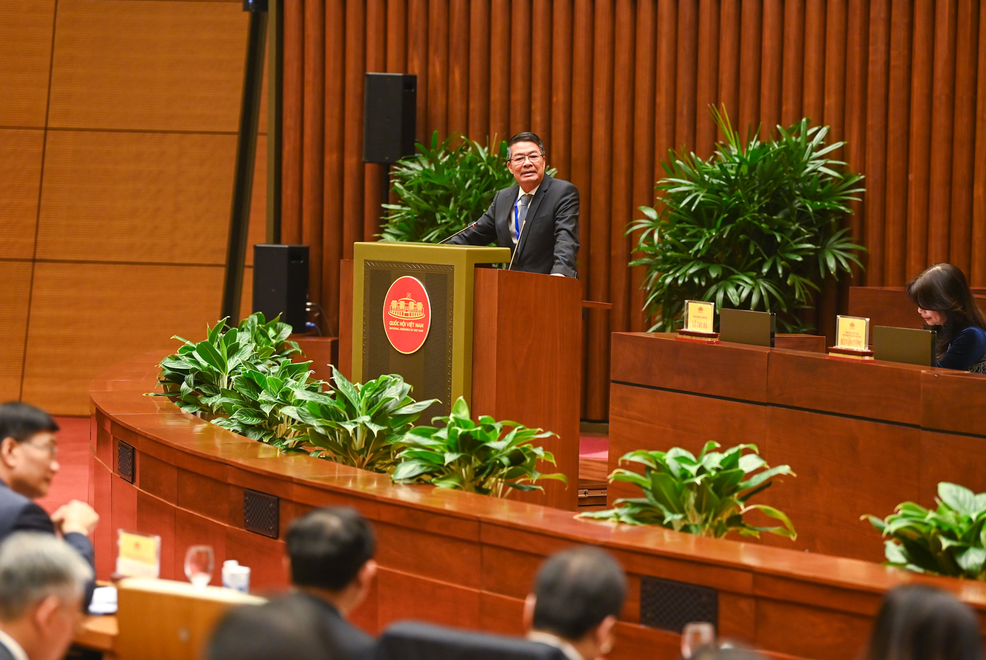 Đại sứ Việt Nam tại Cuba Lê Thanh Tùng báo cáo tại buổi gặp mặt.