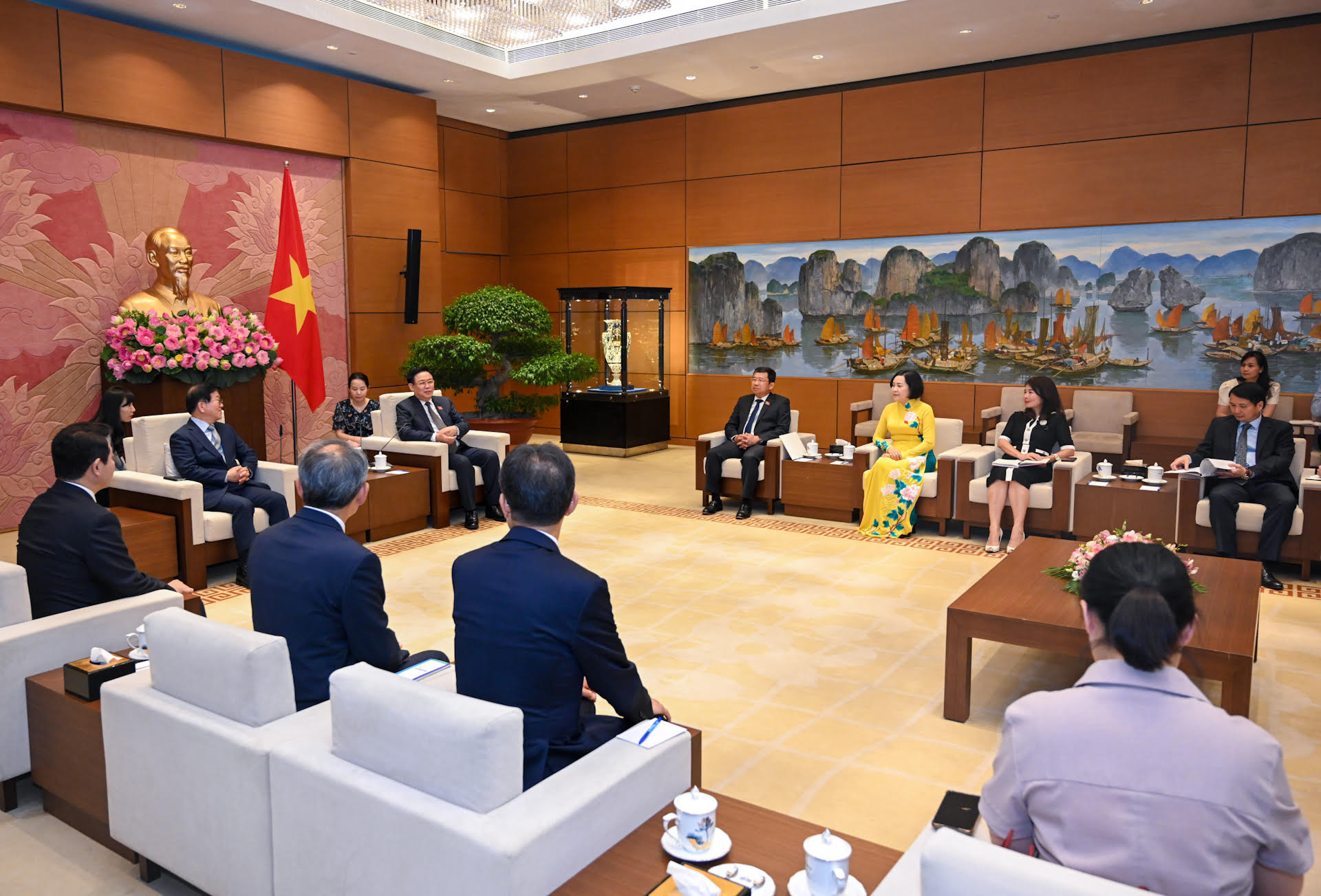 [Ảnh] Chủ tịch Quốc hội Vương Đình Huệ tiếp nguyên Chủ tịch Quốc hội Hàn Quốc ảnh 8