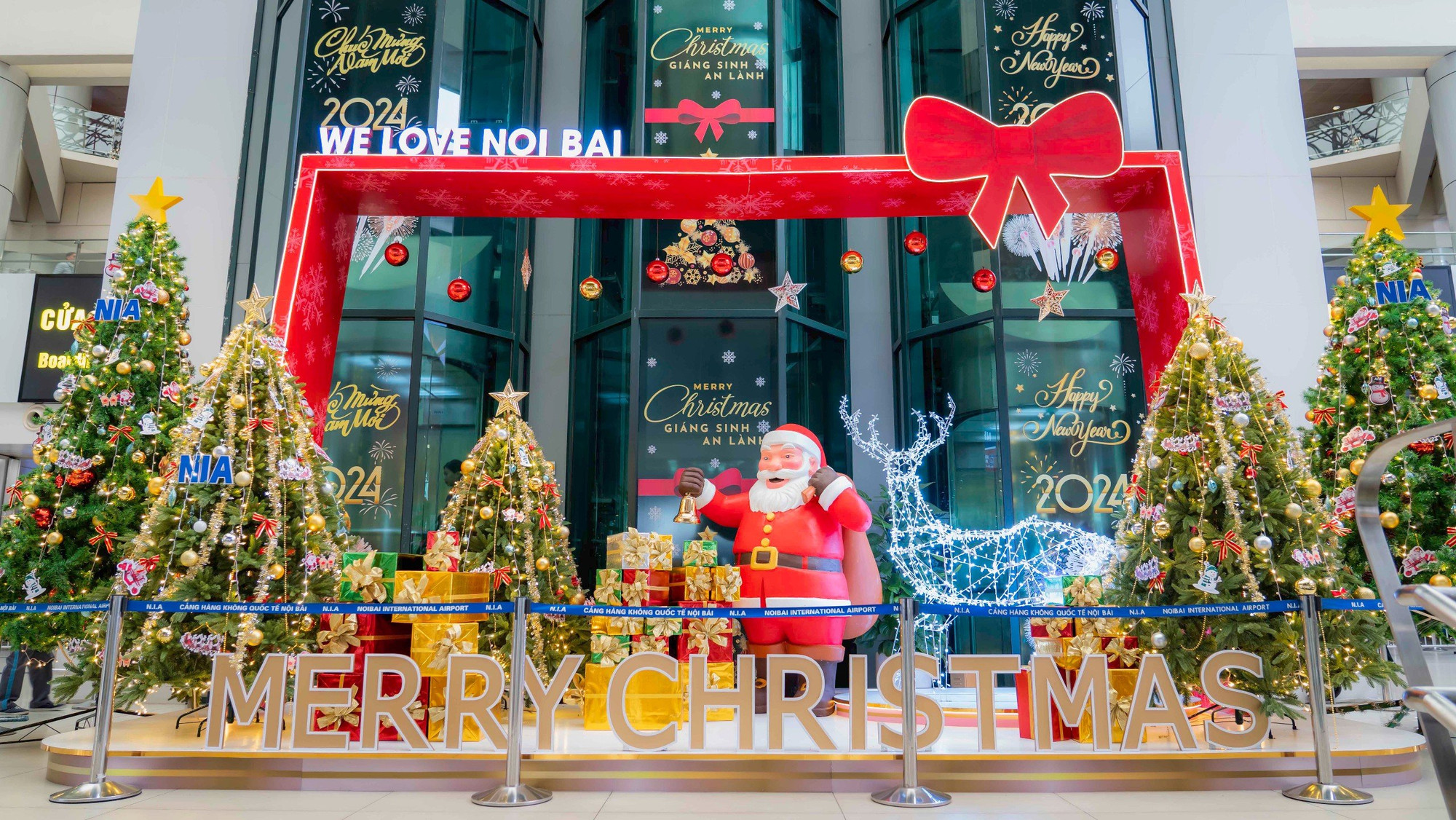 Trong ngày 23-24/12/2023, Cảng hàng không quốc tế Nội Bài tổ chức 5 điểm tặng quà tại cả Nhà ga quốc tế và quốc nội cho hành khách đi tàu bay qua Cảng. Quà tặng là những chú thú bông ngộ nghĩnh bằng chất liệu vải bố nhồi bông thân thiện với môi trường; là những chiếc nón lá vẽ hình đất nước con người Việt Nam, hay những tấm thiệp nhỏ xinh để hành khách viết lời chúc, điều ước…