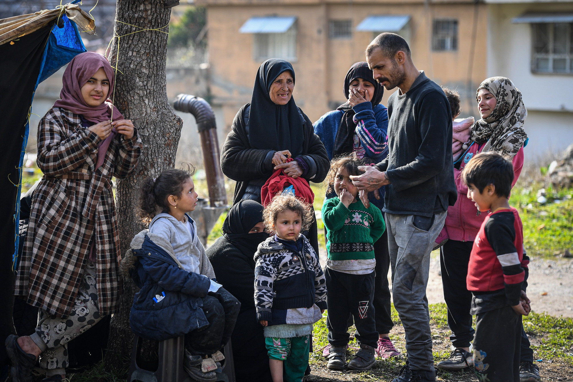 Một phần đại gia đình "liên hợp" gồm 28 người cùng sống chung trong một chiếc lều tạm tại ngoại ô thành phố Antakya (Hatay). (Ảnh: Thành Đạt)