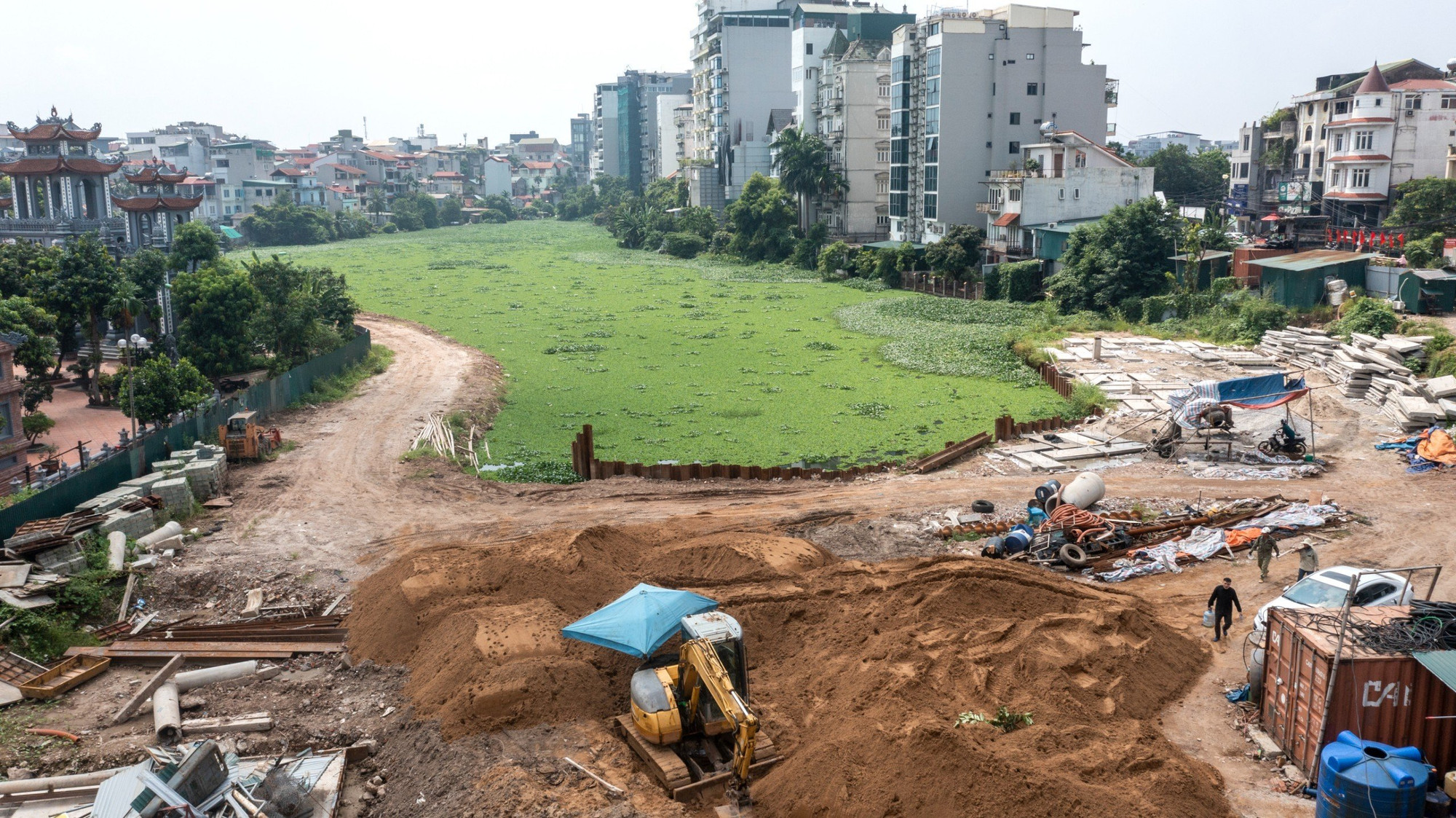 Dự án kết hợp xây dựng hệ thống cống thu gom nước thải D300 có chiều dài khoảng 780m từ khu dân cư xung quanh hồ, sau đó được bơm áp lực lên cống D300 trên đường Xuân Diệu, nước thải sẽ được dẫn đến nhà máy xử lý nước thải Hồ Tây (do công ty Phú Điền quản lý vận hành). Hạng mục hệ thống xử lý nước thải sẽ được đầu tư theo dự án riêng.