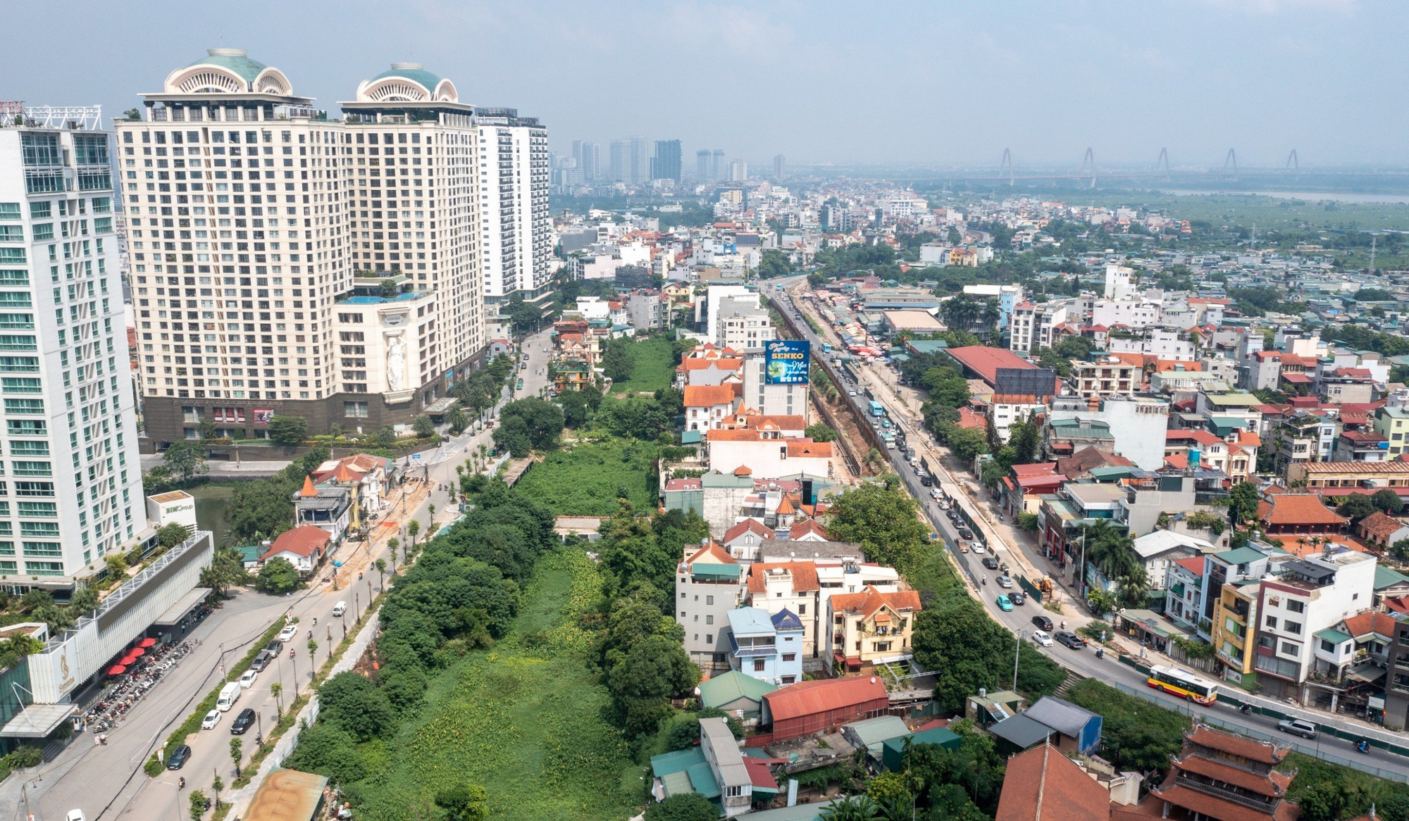 Hồ Tứ Liên có một mặt tiếp giáp với đường Xuân Diệu, mặt còn lại là khu dân cư đông đúc.