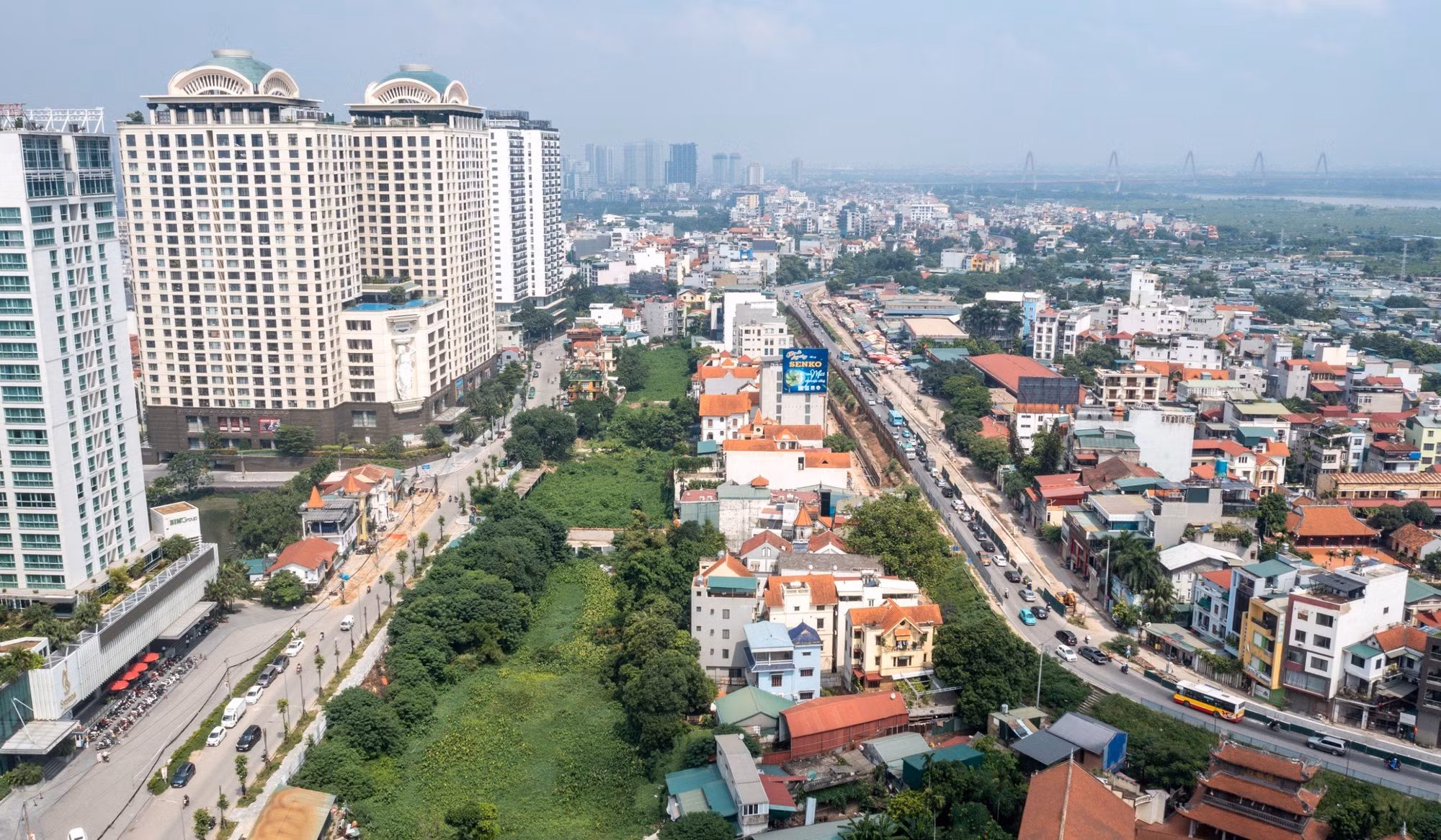Hồ Tứ Liên có một mặt tiếp giáp với đường Xuân Diệu, mặt còn lại là khu dân cư đông đúc.