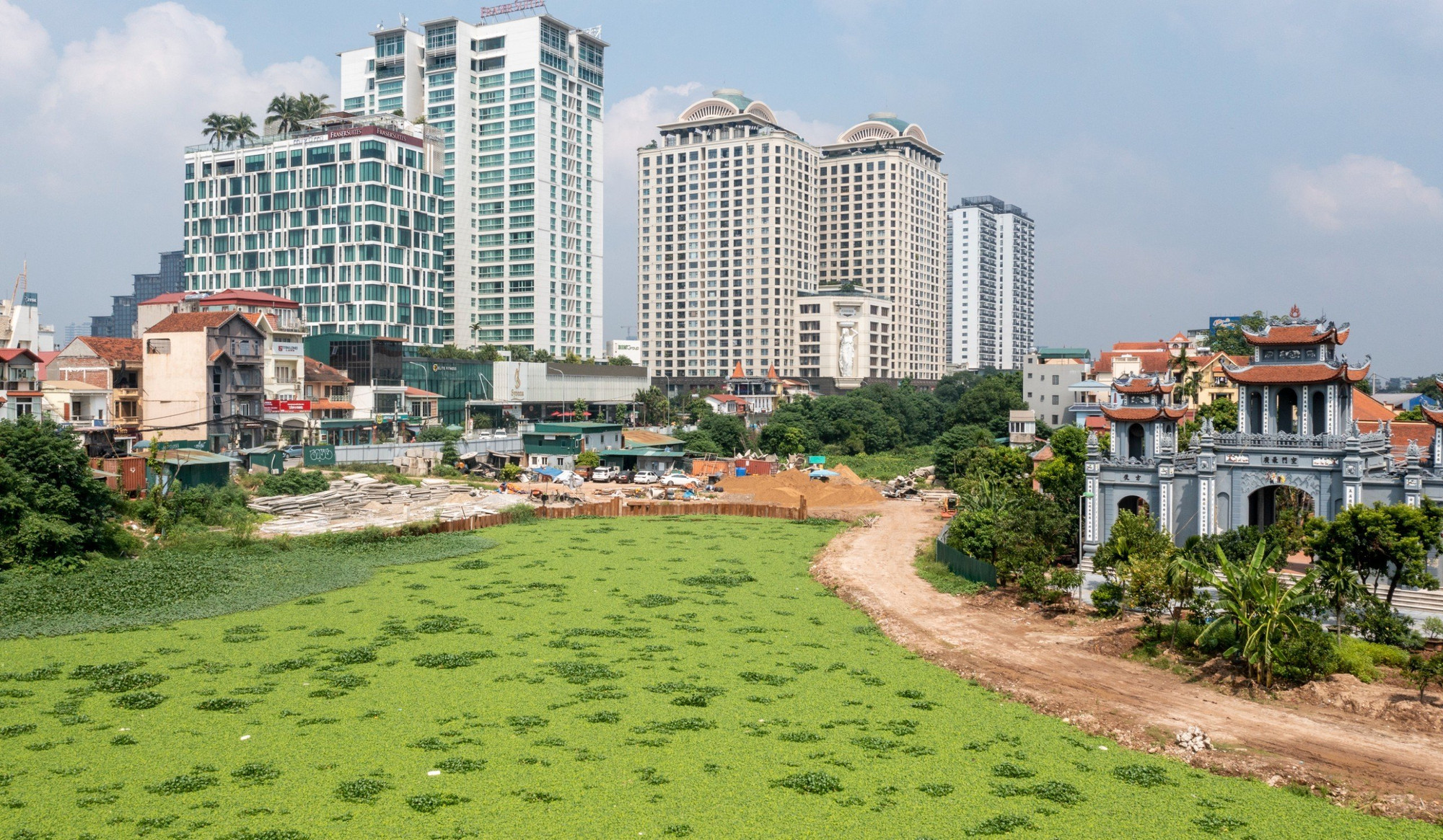 Hơn chục năm qua, khu dân cư gần hồ Tứ Liên (từ ngõ 91 tới ngõ 139 Âu Cơ, phường Tứ Liên) là "rốn ngập" của quận Tây Hồ do nằm ở vùng trũng nhất, kẹt giữa đê Âu Cơ và đường Xuân Diệu.