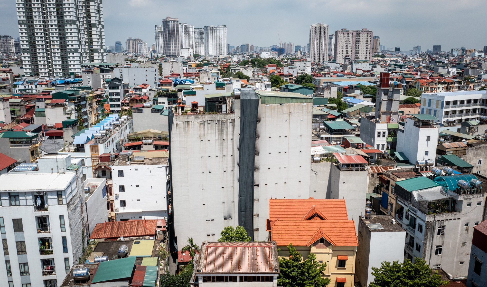 Ngày 12/9, chung cư mini số 37 ngách 29/70 phố Khương Hạ, phường Khương Đình, quận Thanh Xuân, TP Hà Nội bị cháy làm 56 người tử vong và 37 người khác bị thương. Ngay sau đó, Cơ quan Cảnh sát điều tra Công an thành phố Hà Nội đã khởi tố vụ án, khởi tố bị can, bắt tạm giam Nghiêm Quang Minh (44 tuổi; trú tại phường Yên Hòa, quận Cầu Giấy, Hà Nội), là chủ chung cư này, để điều tra về tội "Vi phạm quy định về phòng cháy, chữa cháy".