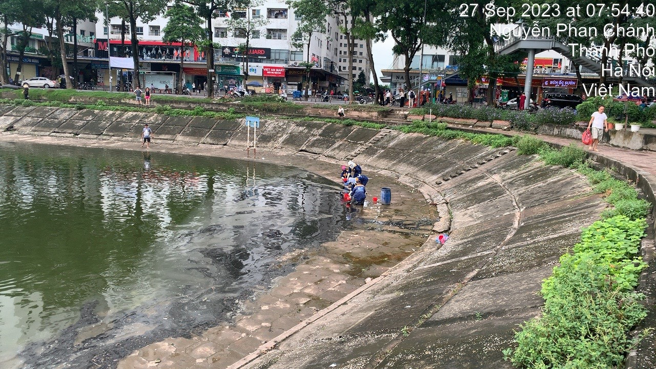 Cụ thể, vào sáng 27/9, các công nhân của công ty TNHH MTV Thoát nước Hà Nội đã phát hiện một lượng lớn dầu thải trên mặt hồ. Cụ thể, vào sáng 27/9, các công nhân của công ty TNHH MTV Thoát nước Hà Nội đã phát hiện một lượng lớn dầu thải trên mặt hồ.