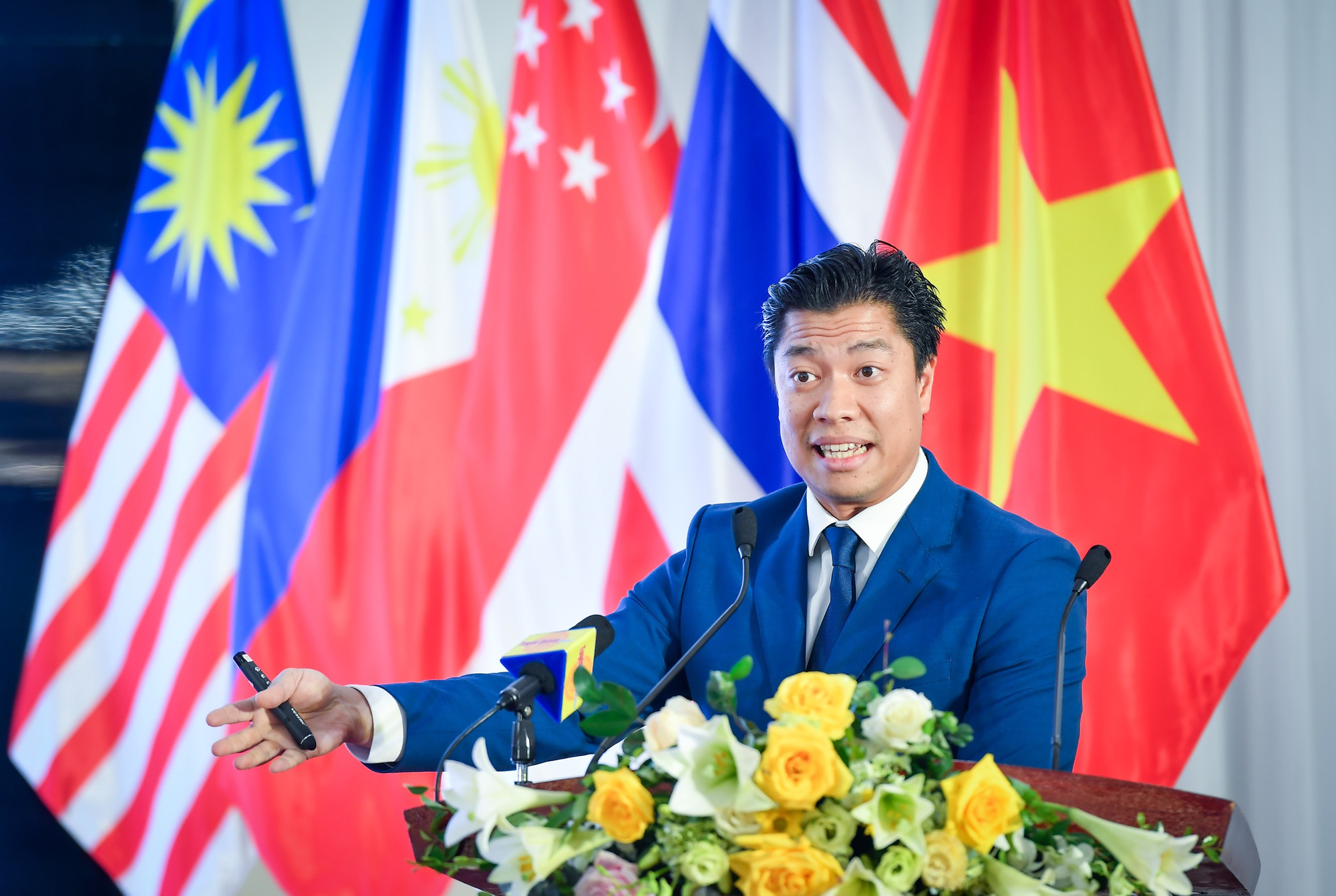 Ông Aditta Kittikhoun, Hội Nhà báo Lào trình bày tham luận “Từ in ấn đến Pixels: Cuộc cách mạng truyền thông tại Lào”.