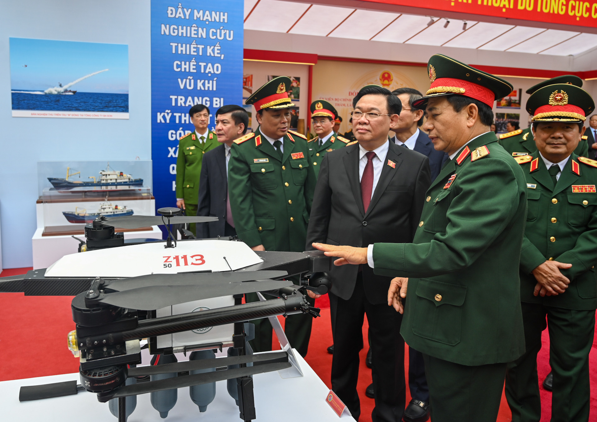 Chủ tịch Quốc hội Vương Đình Huệ cùng các đại biểu tham quan triển lãm vũ khí, trang bị kỹ thuật do Tổng cục Công nghiệp Quốc phòng nghiên cứu, sản xuất.