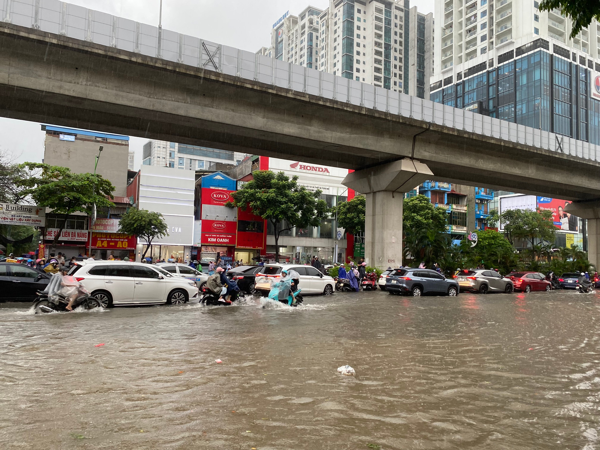 Tuyến đường Nguyễn Trãi nhanh chóng trở thành... "sông" chỉ vài giờ sau cơn mưa.
