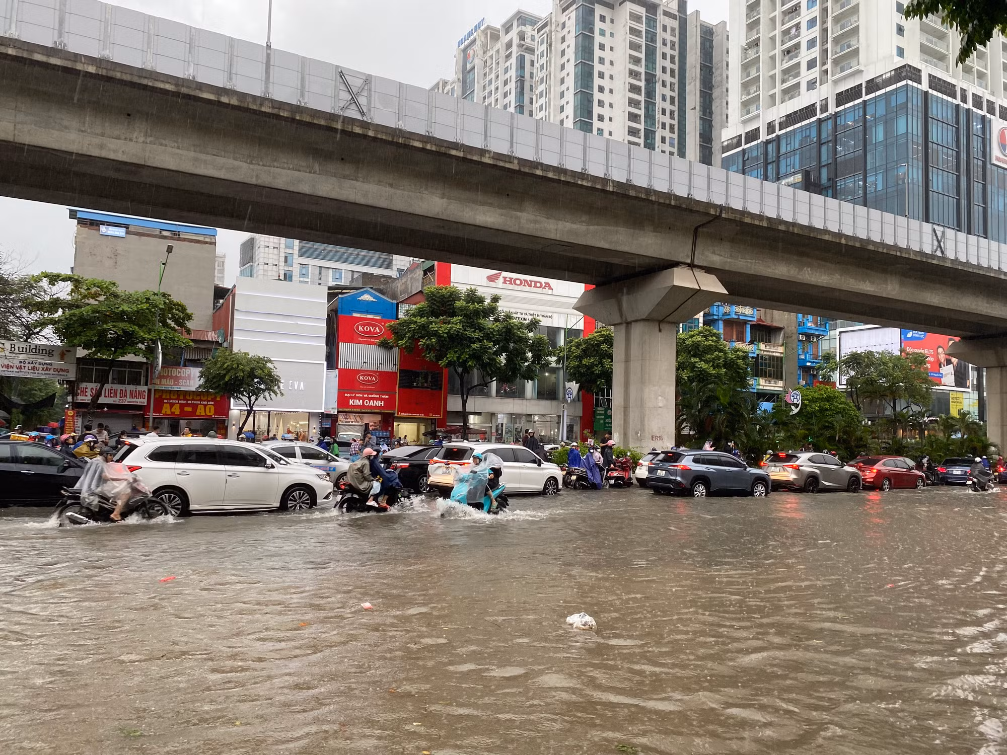 Tuyến đường Nguyễn Trãi nhanh chóng trở thành... "sông" chỉ vài giờ sau cơn mưa.