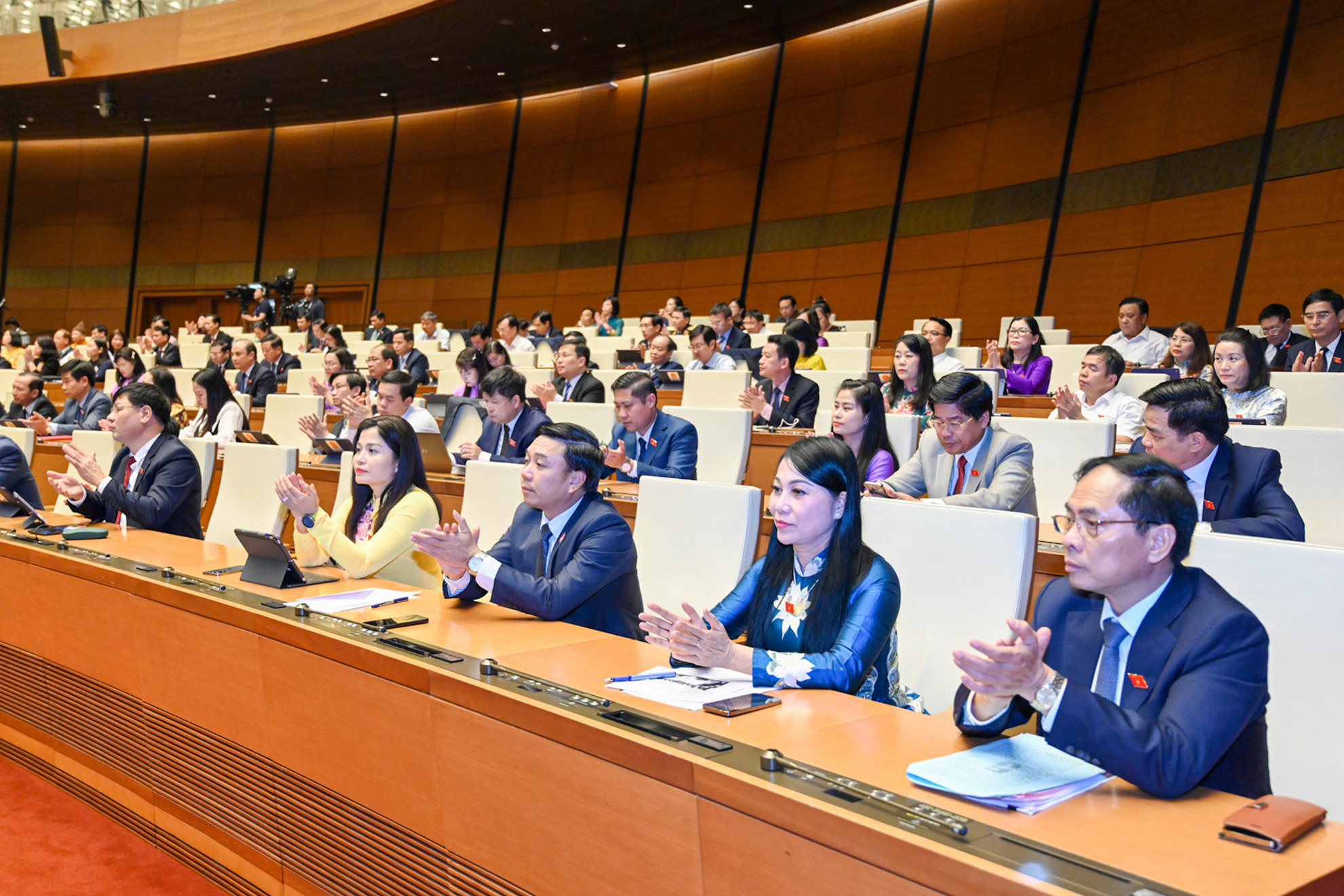 Các đại biểu Quốc hội tham dự phiên bế mạc Kỳ họp thứ 5, Quốc hội khóa XV tại Hội trường Diên Hồng.