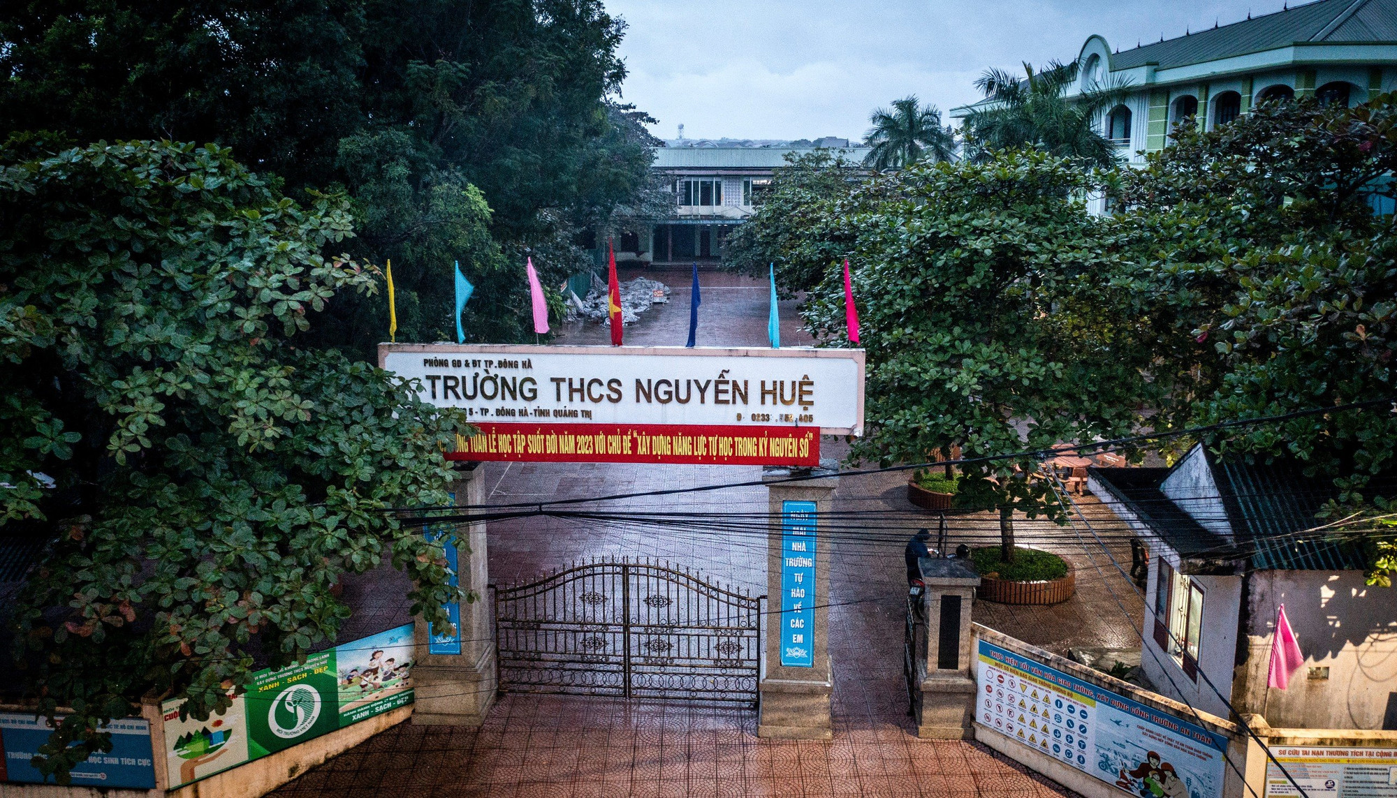 Trường THCS Nguyễn Huệ, nơi từng chứng kiến vụ nổ đầu đạn 105 ly 13 năm về trước. (Ảnh: Thành Đạt)