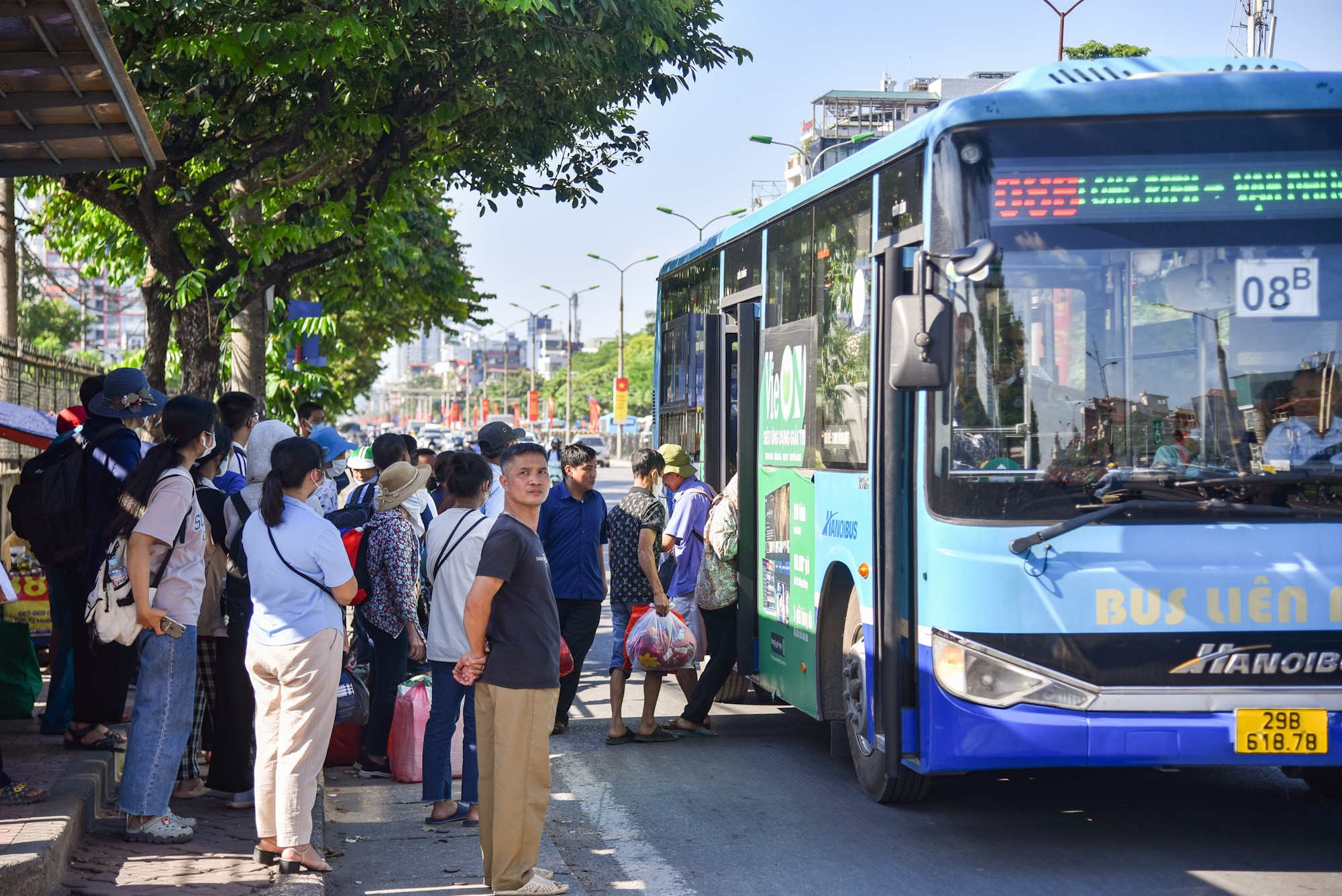 Nhiều người không vào bến mà chấp nhận bắt xe ngoài đường. Tuy nhiên, đại diện các bến xe ở Hà Nội cũng khuyến cáo người dân cần vào bến mua vé để bảo đảm quyền lợi, cũng như tránh được cảnh "xe dù, bến cóc". (Ảnh: Nhật Quang)