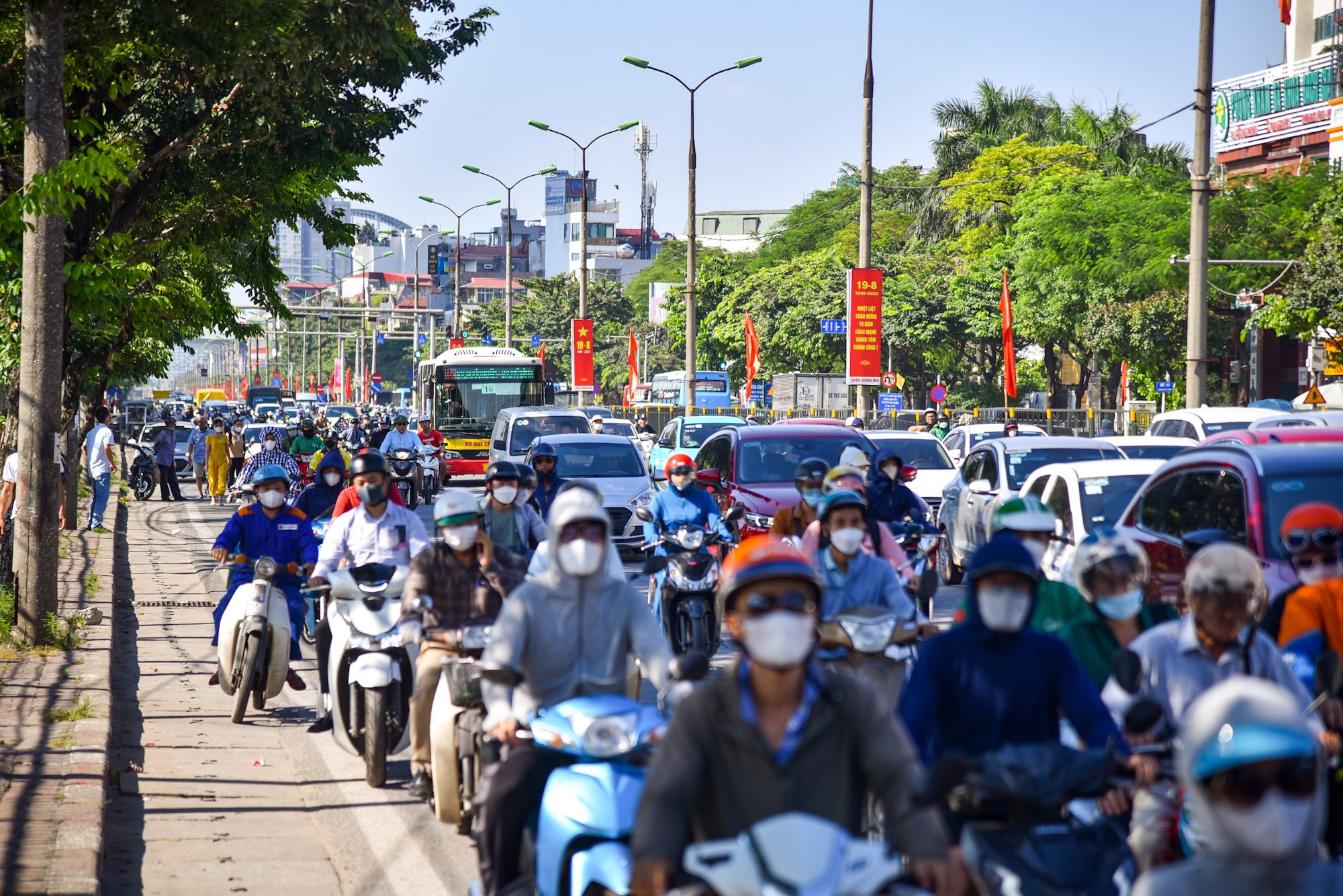 Dòng xe nối đuôi nhau hướng về cửa ngõ Thủ đô tại đường Giải Phóng chiều 31/8. (Ảnh: Nhật Quang)