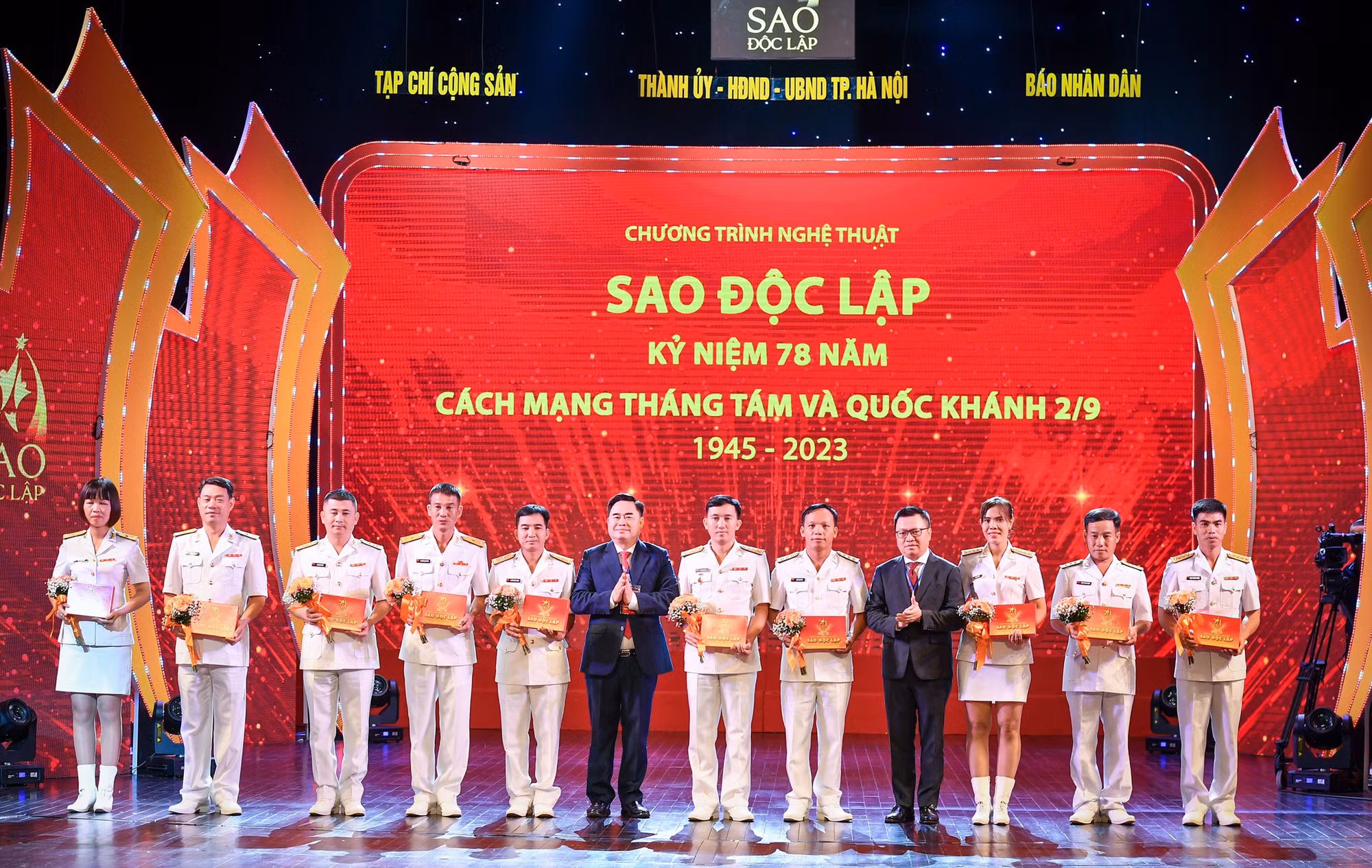 Đồng chí Lê Quốc Minh, Ủy viên Trung ương Đảng, Phó Trưởng Ban Tuyên giáo Trung ương, Tổng Biên tập Báo Nhân Dân, Chủ tịch Hội Nhà báo Việt Nam cùng đồng chí Phạm Minh Tuấn, Phó Tổng Biên tập phụ trách Tạp chí Cộng sản, Chủ tịch Hội Xuất bản Việt Nam tặng quà các chiến sĩ hải quân tiêu biểu đã có nhiều cống hiến trong sự nghiệp bảo vệ chủ quyền biển, đảo thiêng liêng của Tổ quốc. (Ảnh: THÀNH ĐẠT)