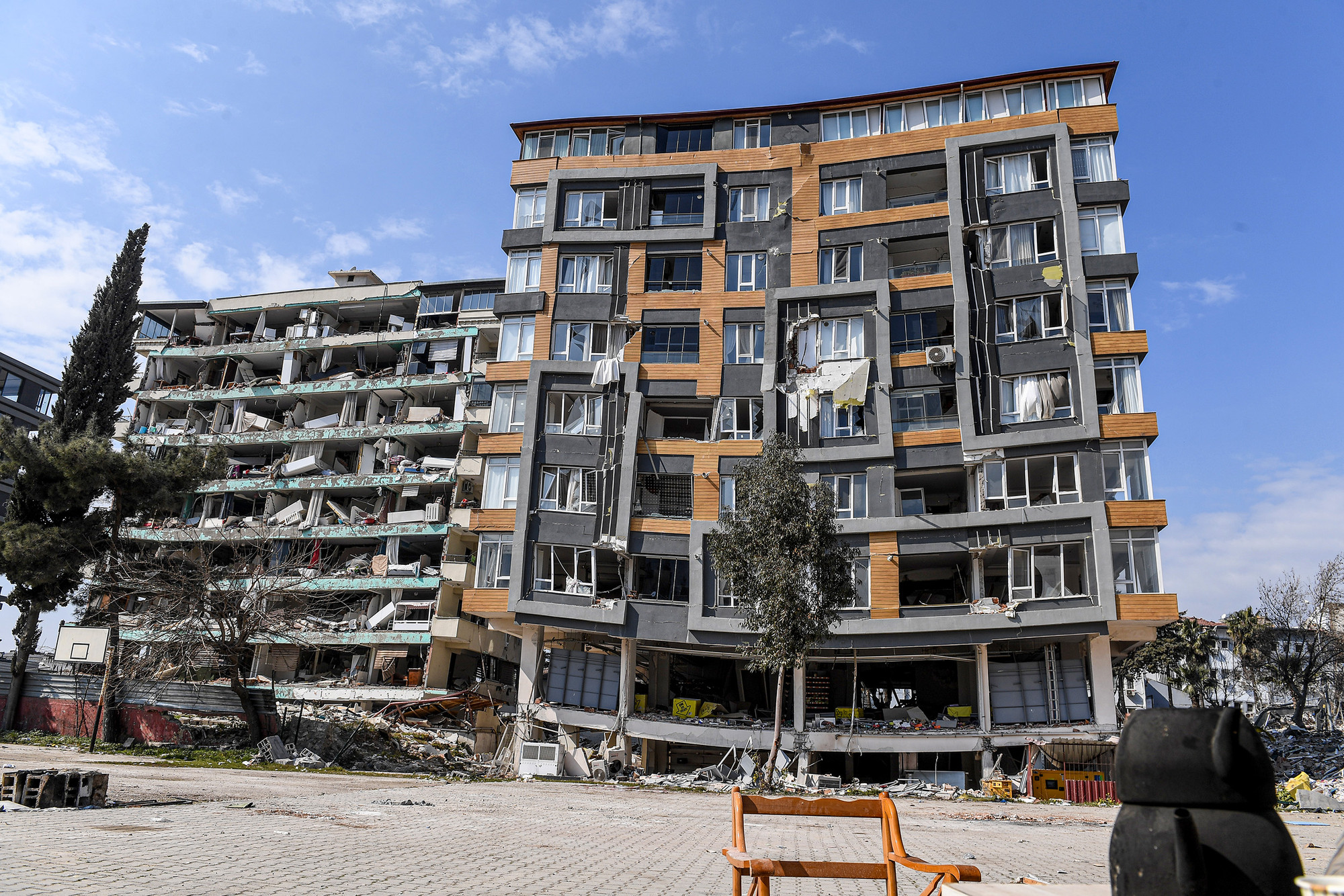 Tòa chung cư nơi Ersin sống đã bị động đất bẻ cong với những vết nứt dọc ngang.