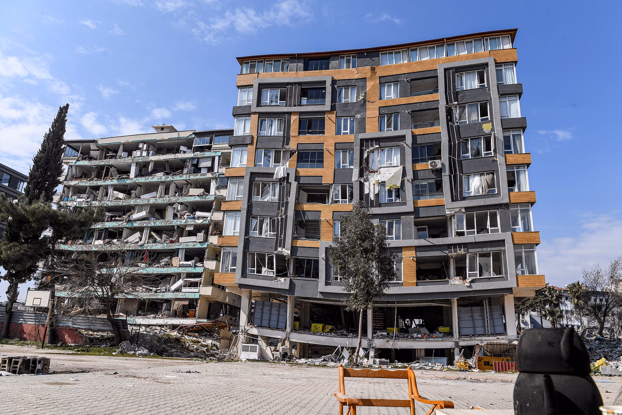 Tòa chung cư nơi Ersin sống đã bị động đất bẻ cong với những vết nứt dọc ngang.