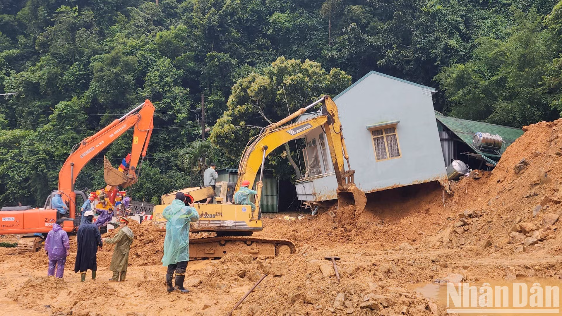 Sạt lở nghiêm trọng tại khu vực Trạm Cảnh sát giao thông Mađagui trên đèo Bảo Lộc, Lâm Đồng.