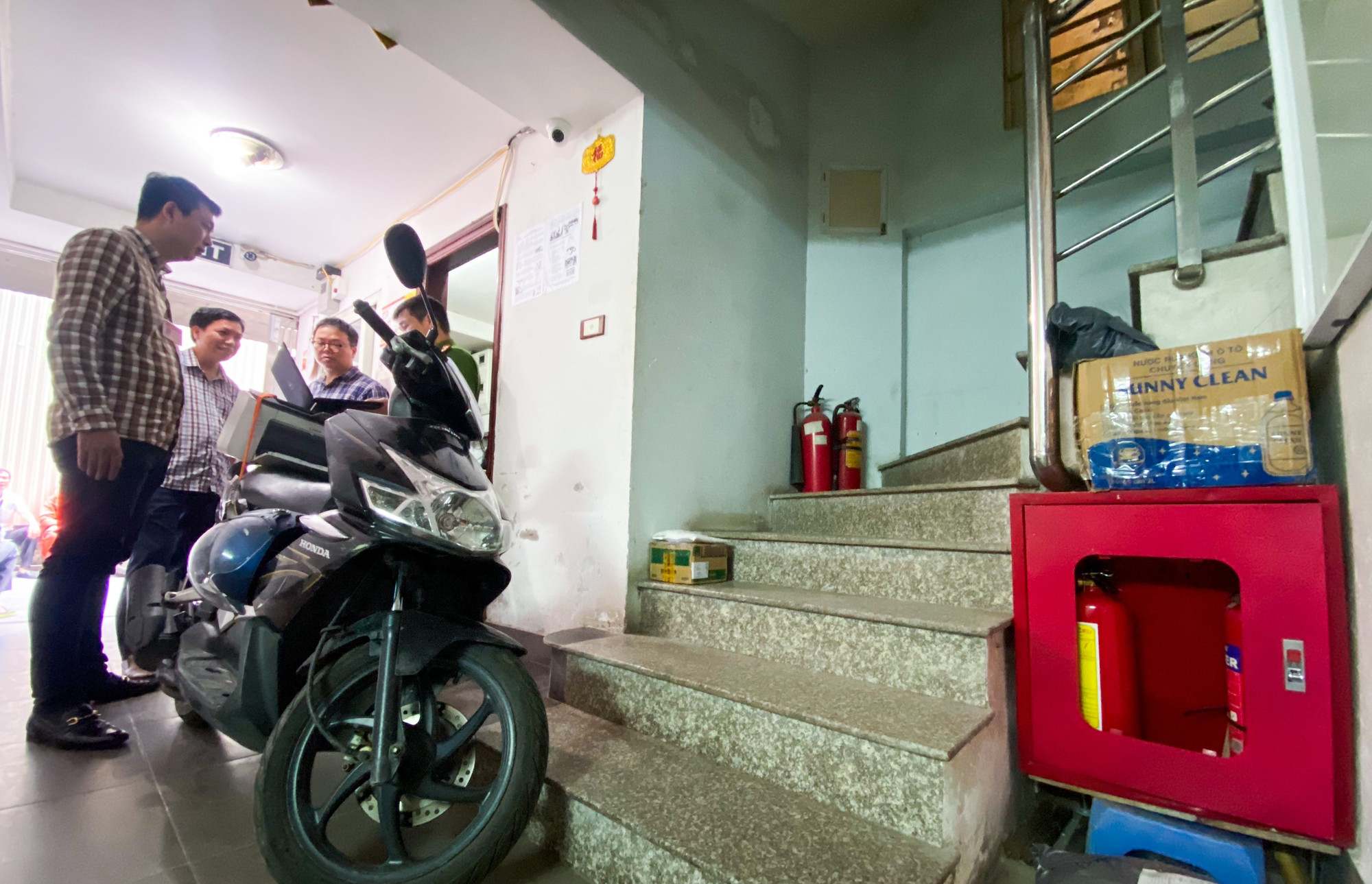 Lực lượng chức năng làm việc tại căn chung cư của ông Minh tại Trường Chinh sáng 19/9.